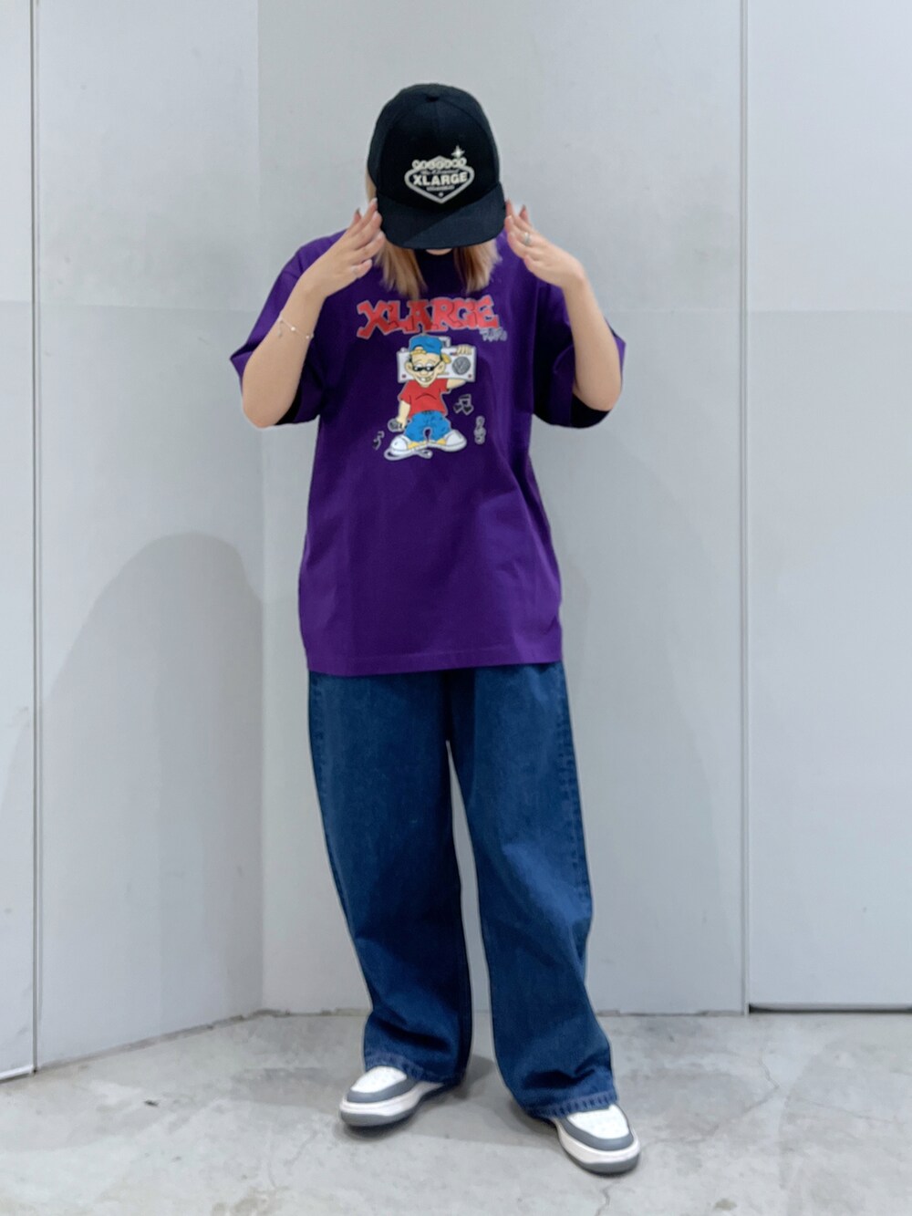 「XLARGEのRADIO LOGO S/S TEE/ グラフィック　半袖　Tシャツ（Tシャツ/カットソー、パープル系）」を使った、Raさん（レディース・156cm）の夏コーディネートの2枚目の写真
