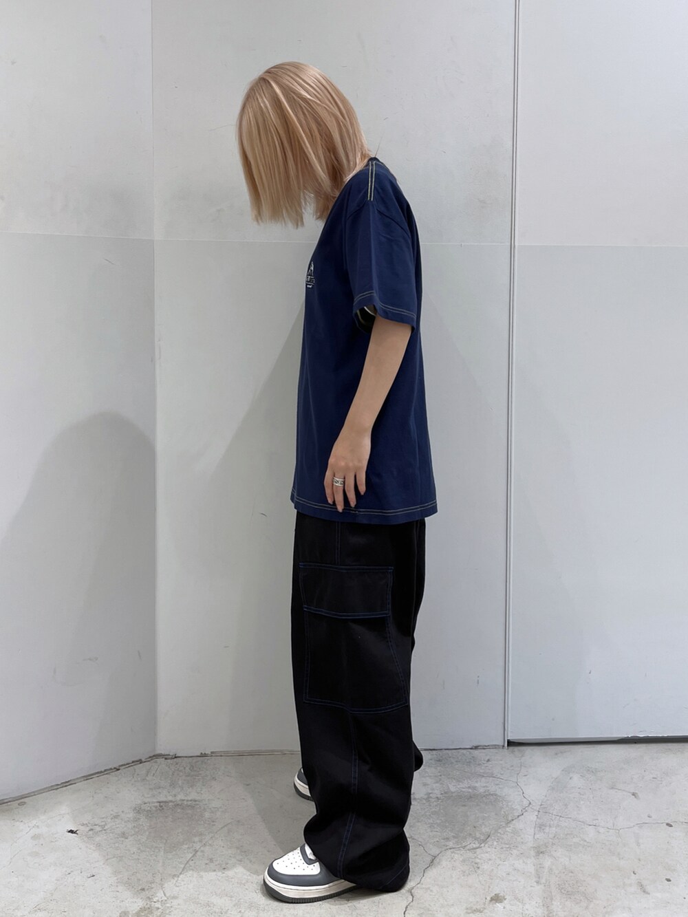 「XLARGEのSTITCHED RESORT CARGO PANTS（カーゴパンツ、ブラック系）」を使った、Raさん（レディース・156cm）の夏コーディネートの4枚目の写真