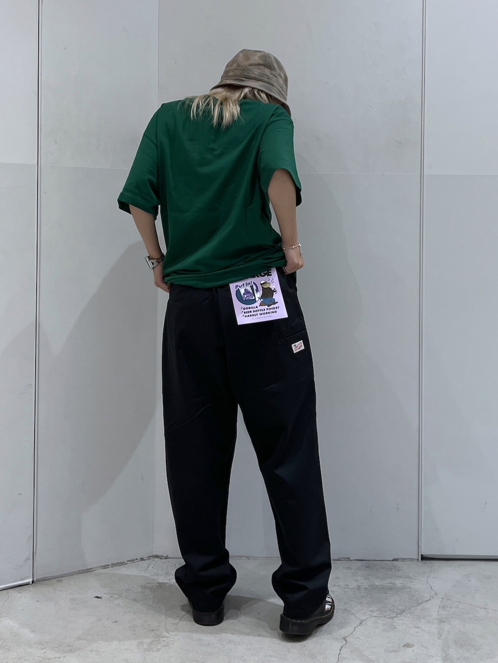 「XLARGEのWORK PANTS（その他パンツ、ブラック系）」を使った、Raさん（レディース・156cm）の夏コーディネートの3枚目の写真