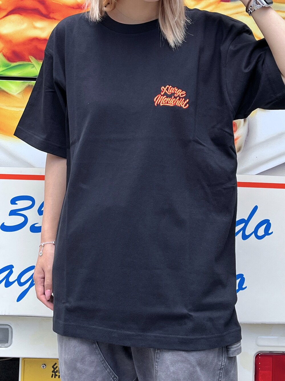 「XLARGEのXLARGE × MONICHIKI S/S TEE（Tシャツ/カットソー、ブラック系）」を使った、Raさん（レディース・156cm）の夏コーディネートの4枚目の写真