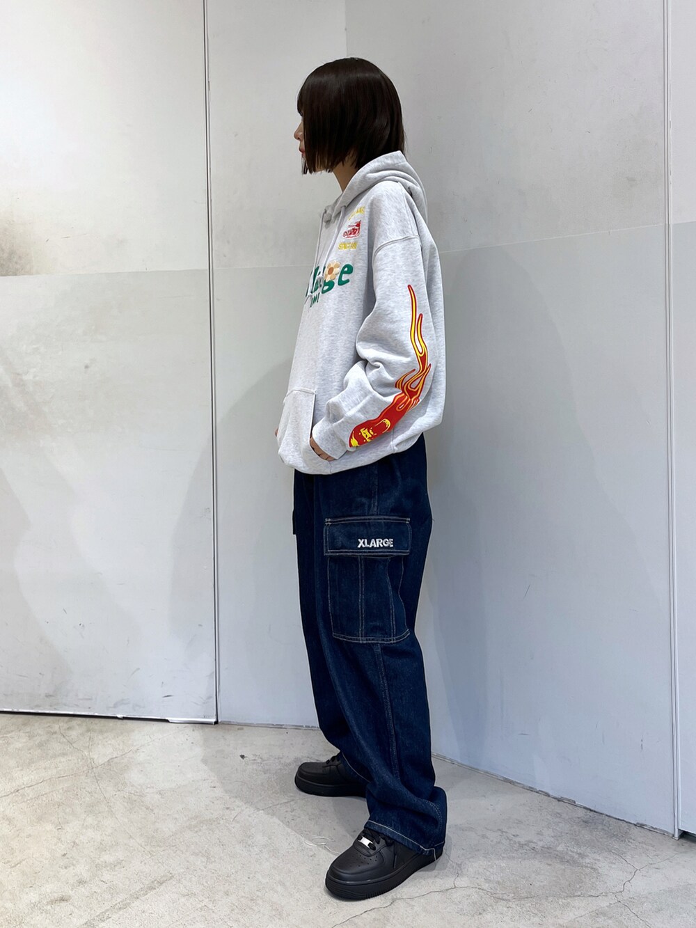 「XLARGEのPIGMENT DYLED PUFF LOGO PULLOVER HOODED SWEAT（パーカー、グレー系）」を使った、Raさん（レディース・156cm）の秋コーディネートの3枚目の写真