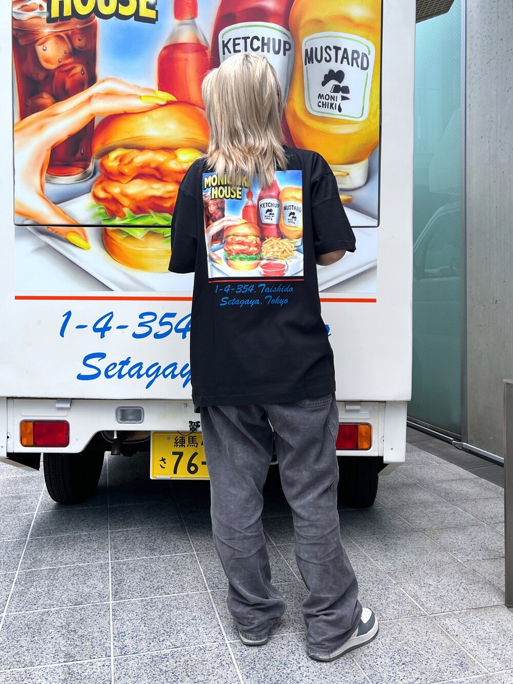 「XLARGEのXLARGE × MONICHIKI S/S TEE（Tシャツ/カットソー、ブラック系）」を使った、Raさん（レディース・156cm）の夏コーディネートの2枚目の写真
