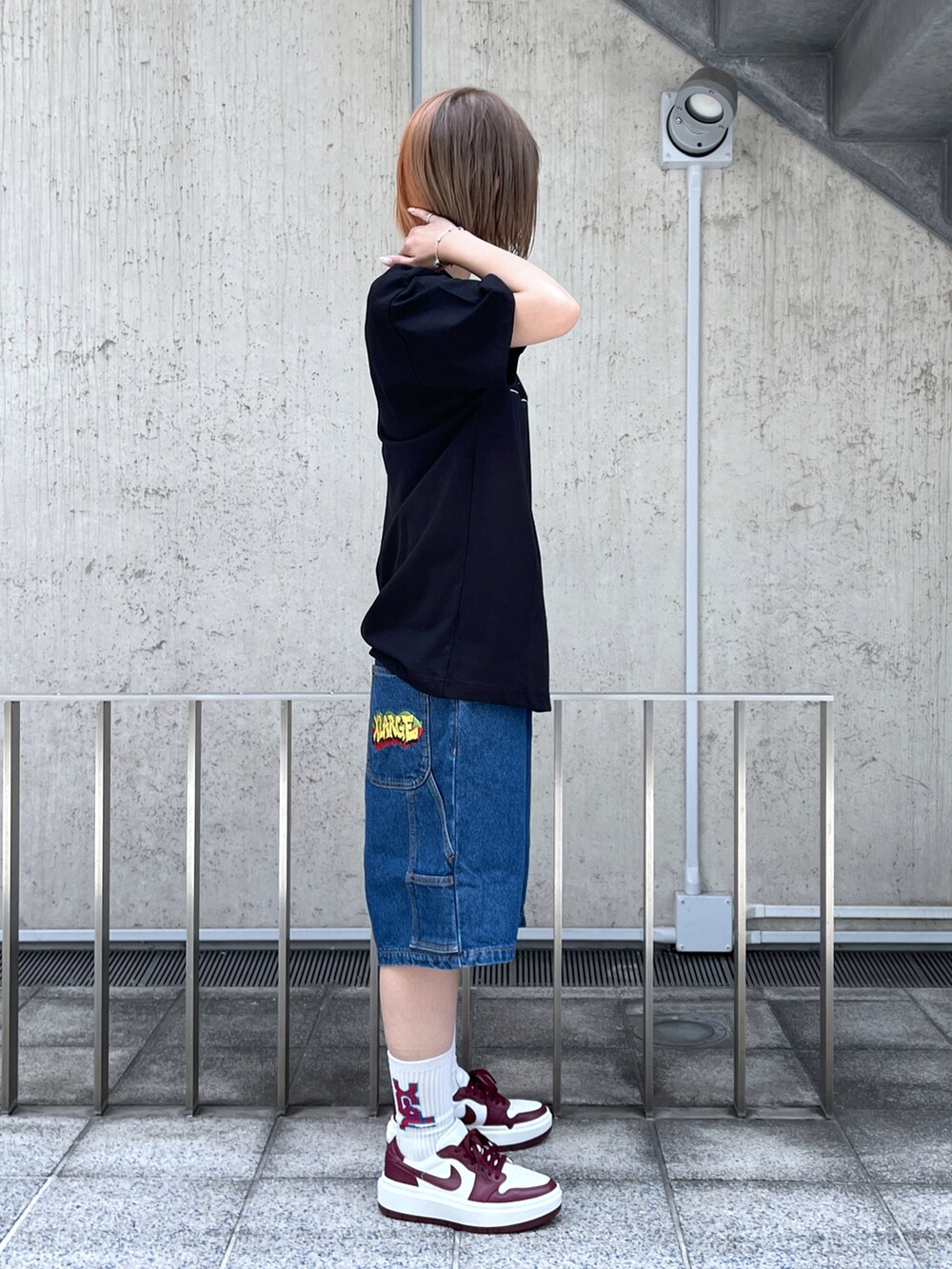 「XLARGEのCHENILLE STANDARD LOGO S/S TEE　メンズXLARGE　ロゴ　刺繍　半袖　Tシャツ（Tシャツ/カットソー、パープル系）」を使った、Raさん（レディース・156cm）の夏コーディネートの4枚目の写真