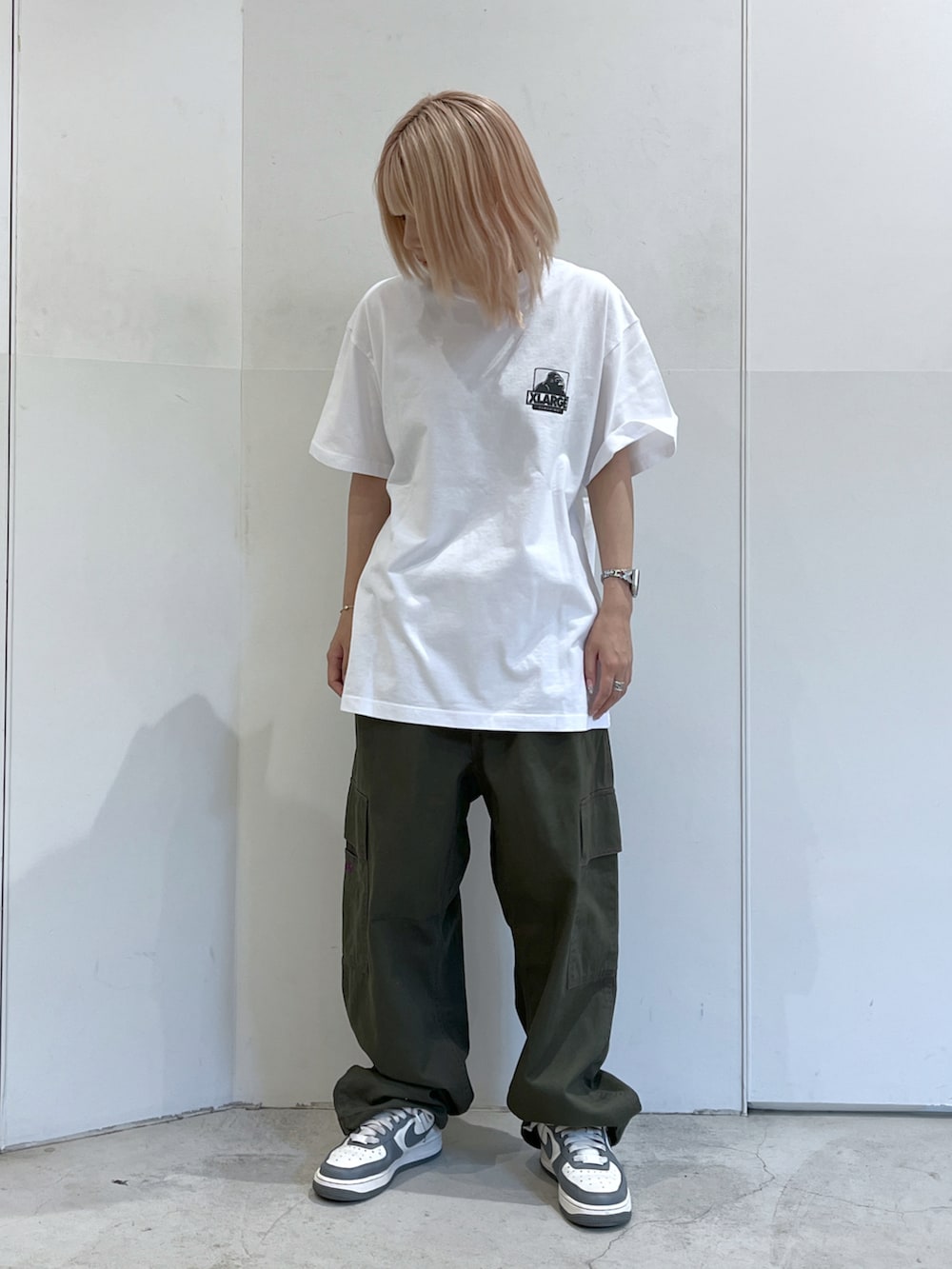 「XLARGEのSTITCHED RESORT CARGO PANTS（カーゴパンツ、グリーン系）」を使った、Raさん（レディース・156cm）の夏コーディネートの2枚目の写真