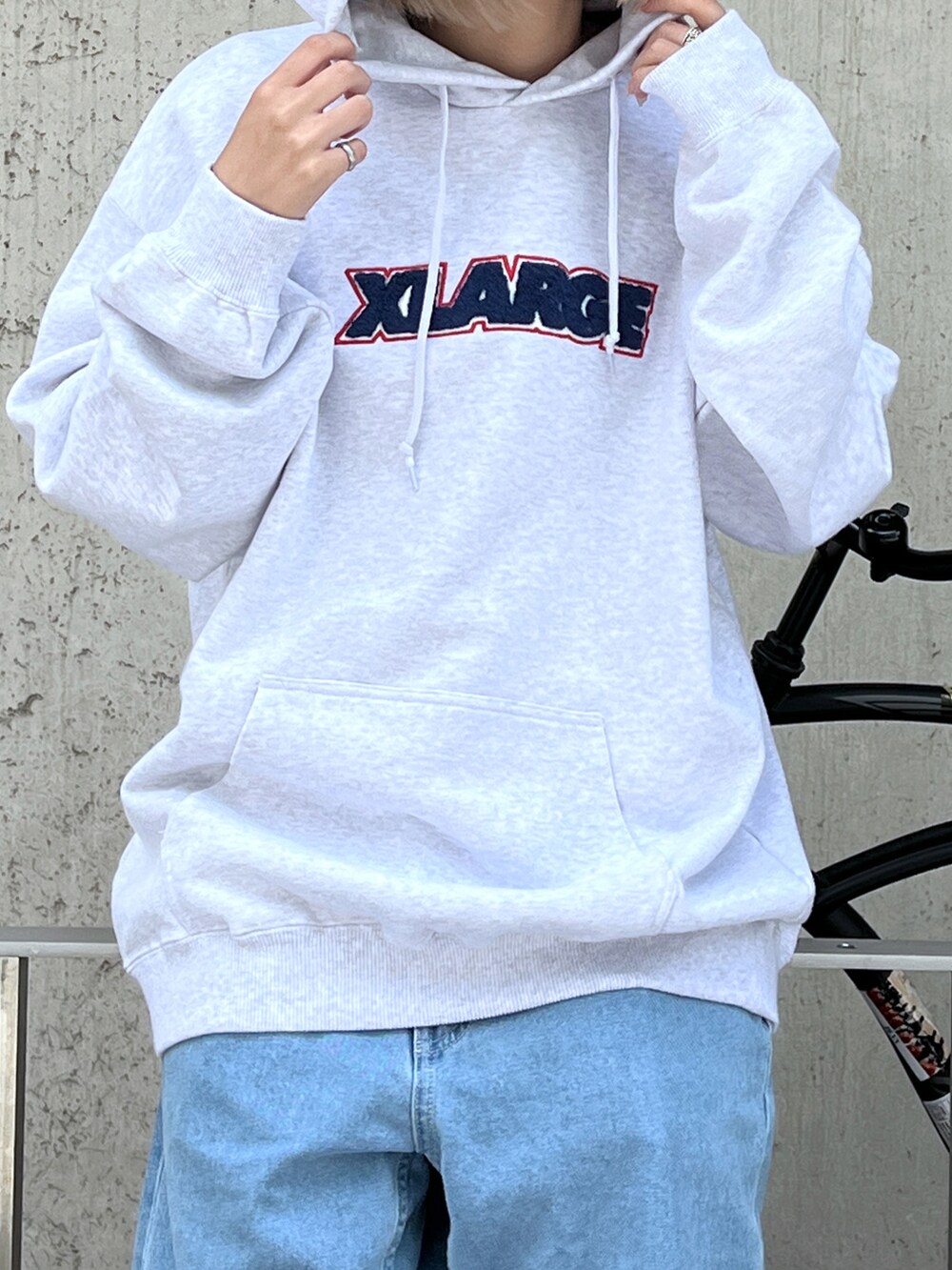 「XLARGEのEMBROIDERY DENIM PANT（デニムパンツ、ブルー系）」を使った、Raさん（レディース・156cm）の夏コーディネートの2枚目の写真
