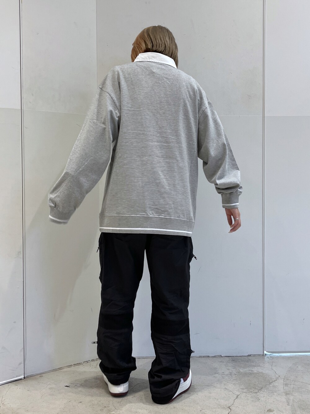 「XLARGEのEMBROIDERED RUGBY SHIRT（ポロシャツ、グレー系）」を使った、Raさん（レディース・156cm）の夏コーディネートの3枚目の写真