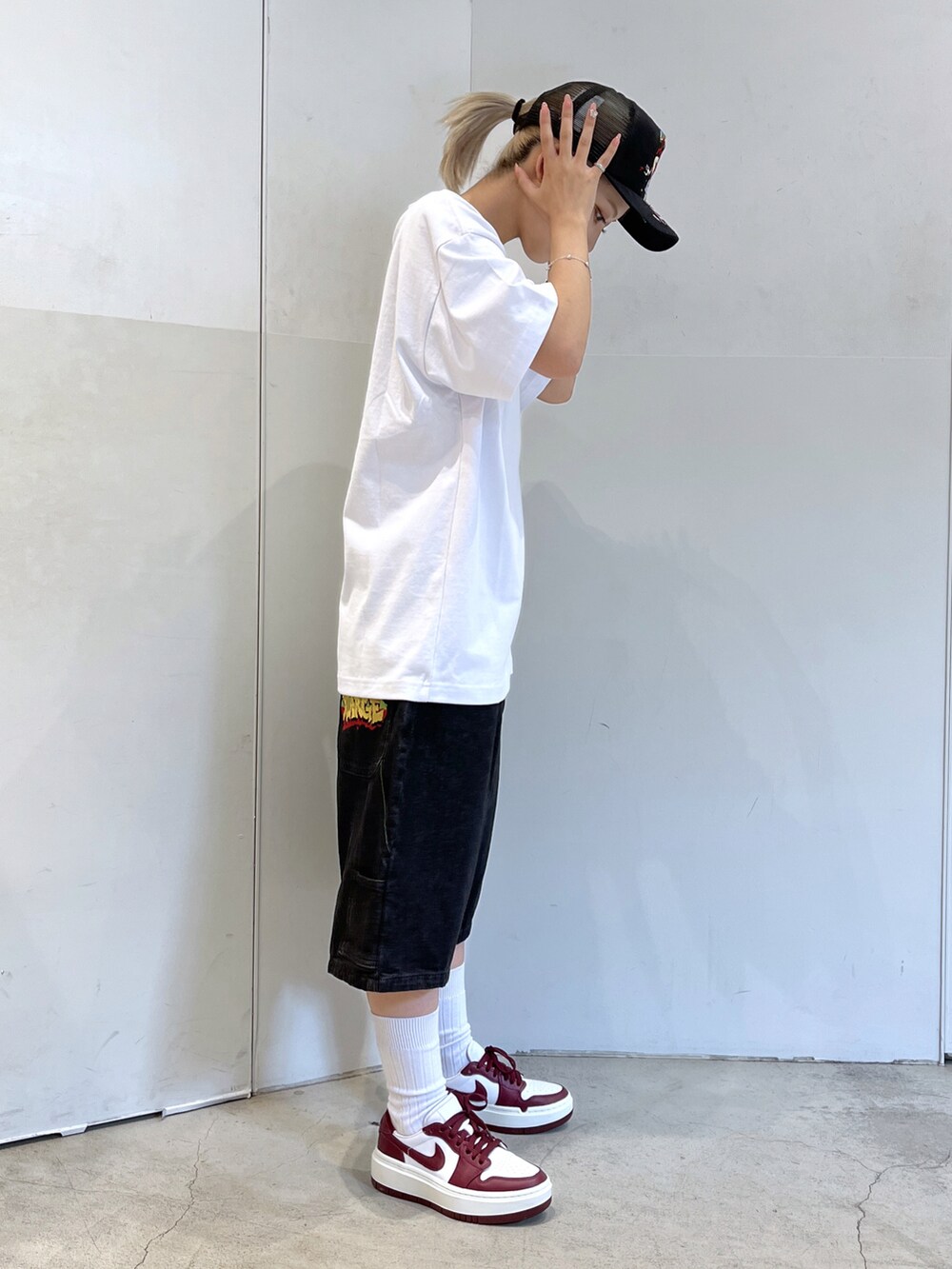 「XLARGEのFASCINATING SNAKE WOMAN MESH CAP（キャップ、ブラック系）」を使った、Raさん（レディース・156cm）の夏コーディネートの2枚目の写真