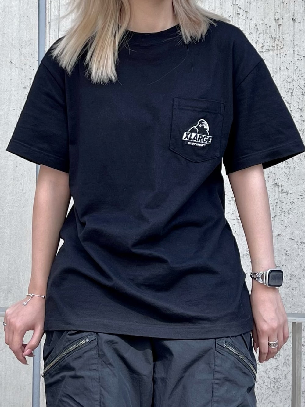 「XLARGEのMINI SLANTED OG LOGO S/S POCKET TEE（Tシャツ/カットソー、ブラック系）」を使った、Raさん（レディース・156cm）の夏コーディネートの2枚目の写真