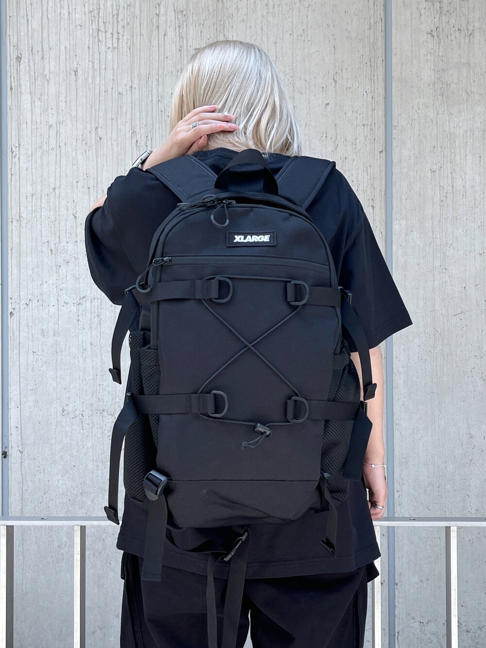 「XLARGEのOVERDYED CARGO PANTS/ オーバーダイ加工　カーゴ　パンツ（カーゴパンツ、ブラック系）」を使った、Raさん（レディース・156cm）の夏コーディネートの3枚目の写真