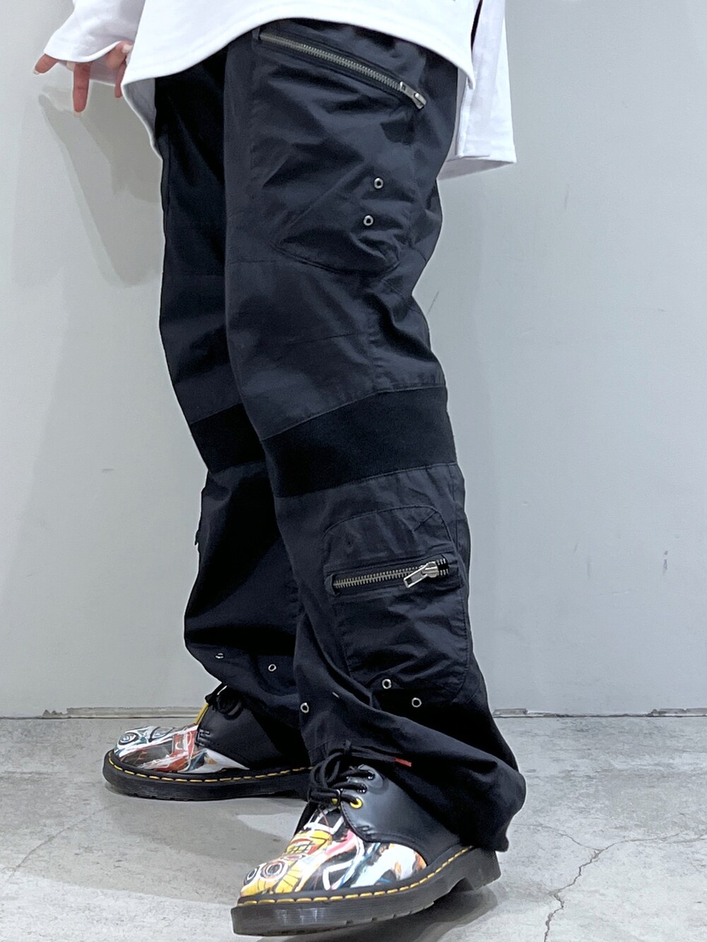「XLARGEのACTION CARGO PANTS（カーゴパンツ、ブラック系）」を使った、Raさん（レディース・156cm）の夏コーディネートの4枚目の写真