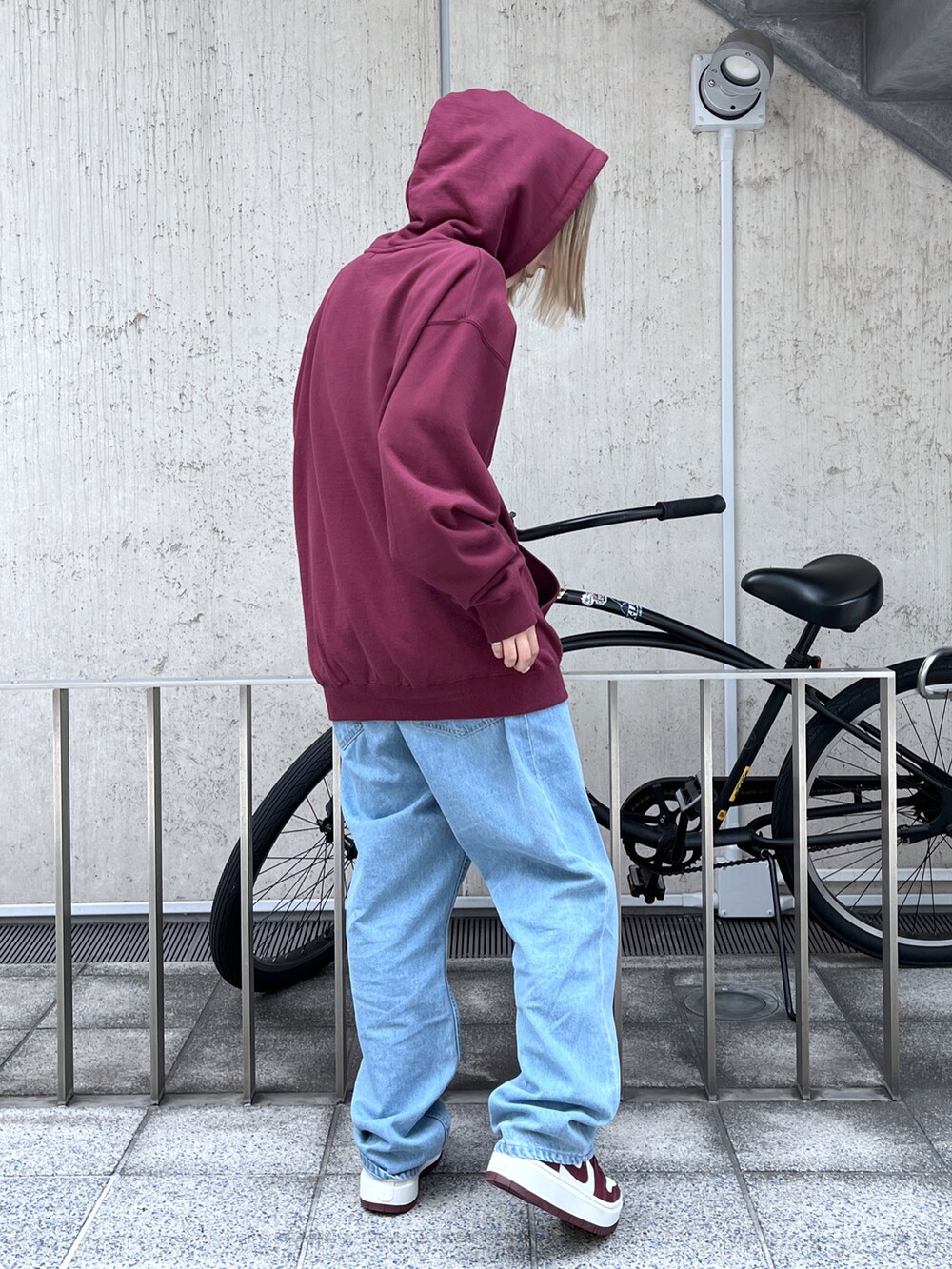 「XLARGEのEMBROIDERY DENIM PANT（デニムパンツ、ブルー系）」を使った、Raさん（レディース・156cm）の夏コーディネートの3枚目の写真