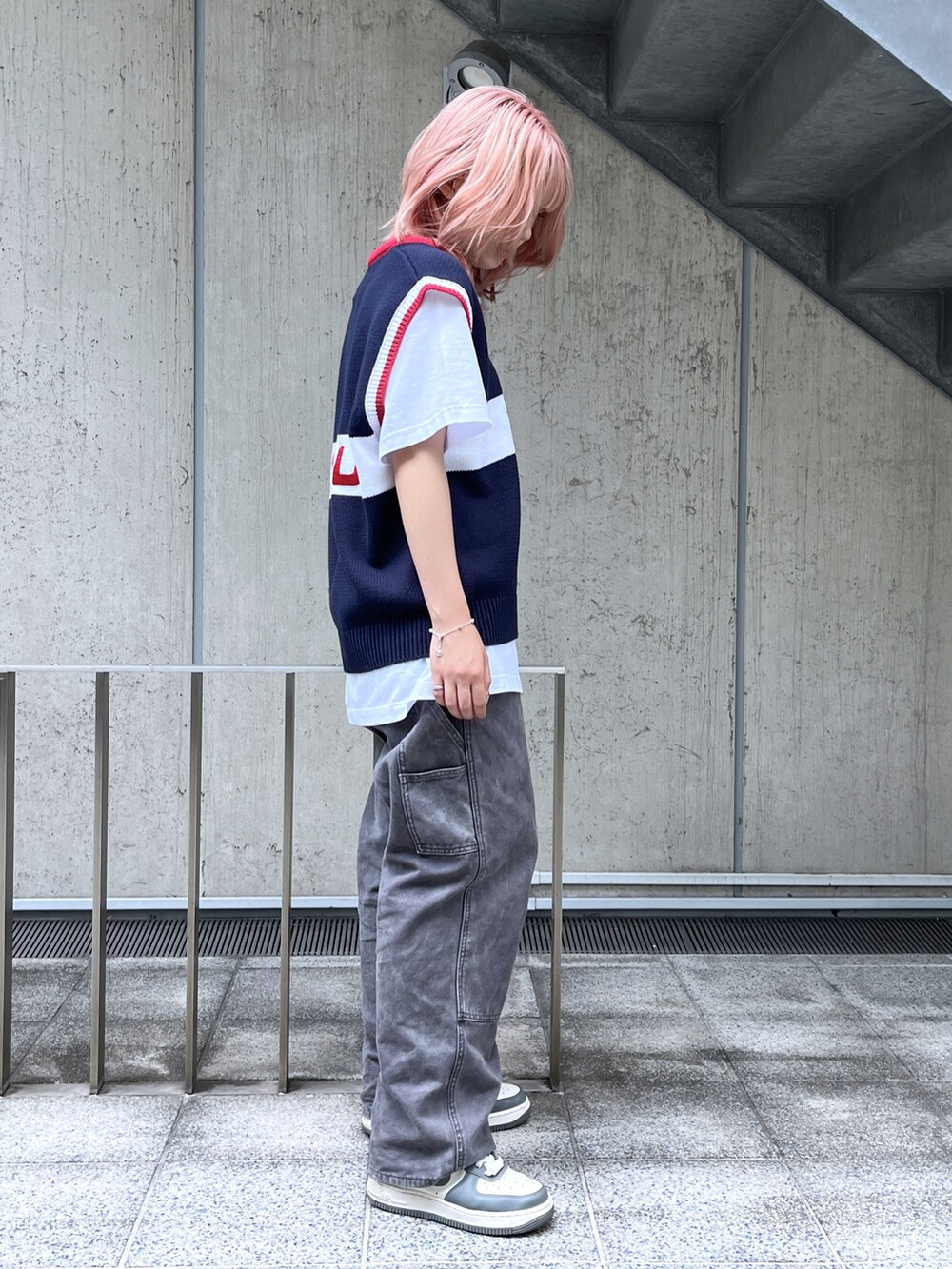 「XLARGEのXLARGE x FUBU KNIT VEST（ベスト、ブルー系）」を使った、Raさん（レディース・156cm）の夏コーディネートの3枚目の写真