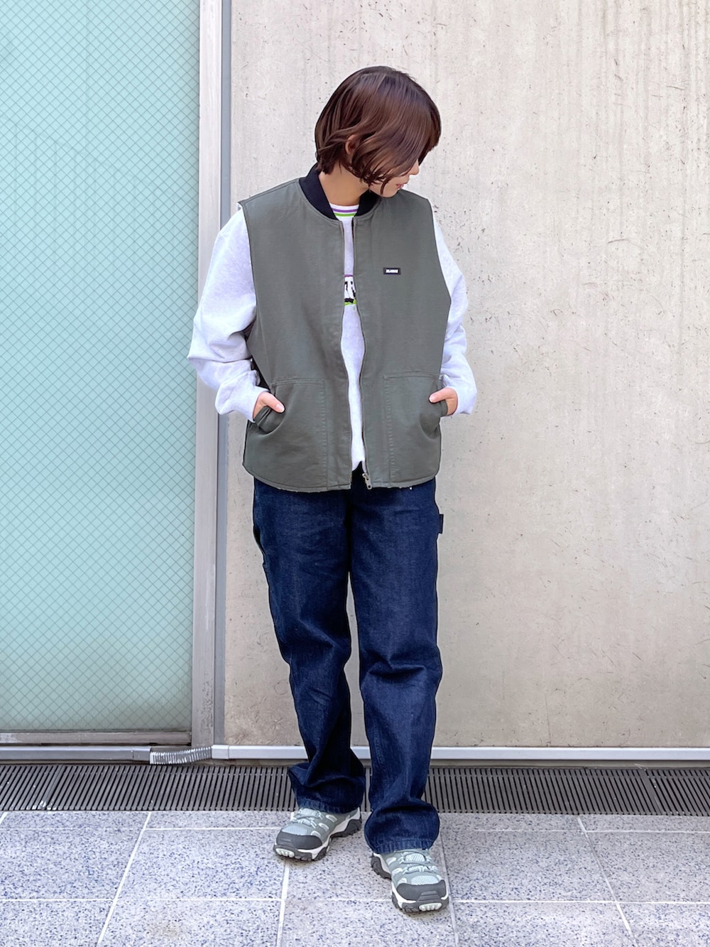 「XLARGEのGRAFFITI CREWNECK SWEAT（スウェット、グレー系）」を使った、Raさん（レディース・156cm）の秋コーディネートの4枚目の写真
