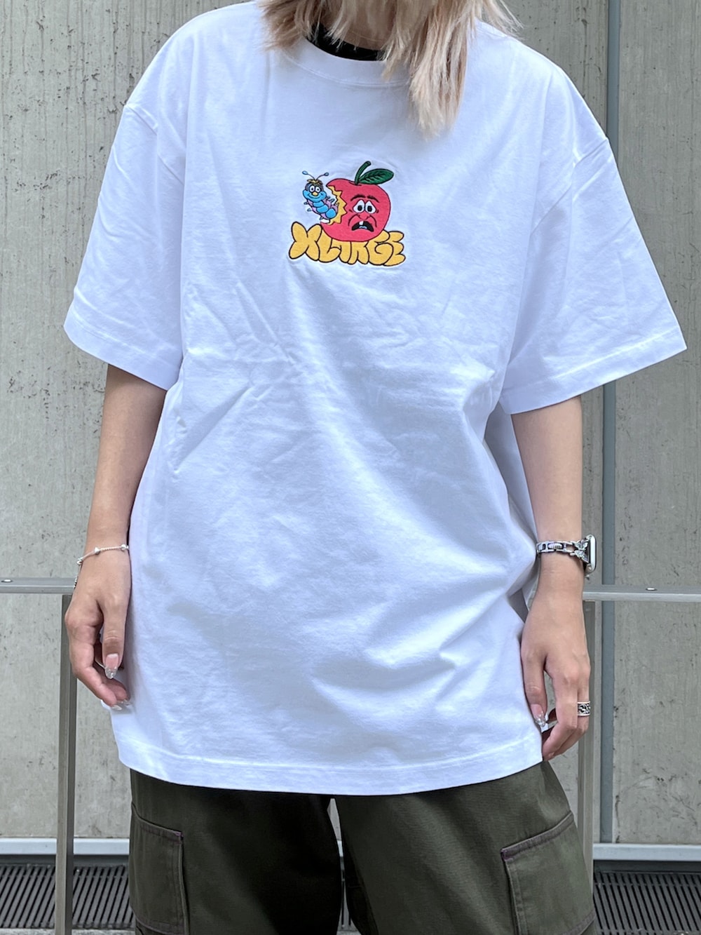 「XLARGEのSTITCHED RESORT CARGO PANTS（カーゴパンツ、グリーン系）」を使った、Raさん（レディース・156cm）の夏コーディネートの2枚目の写真