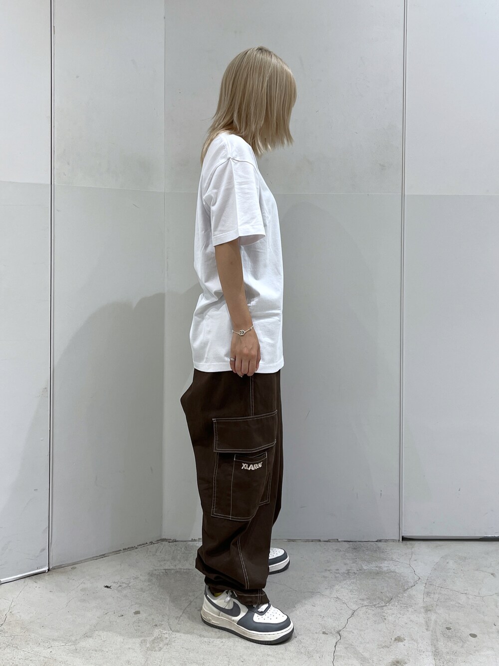 「XLARGEのSTITCHED RESORT CARGO PANTS（カーゴパンツ、ブラック系）」を使った、Raさん（レディース・156cm）の夏コーディネートの3枚目の写真