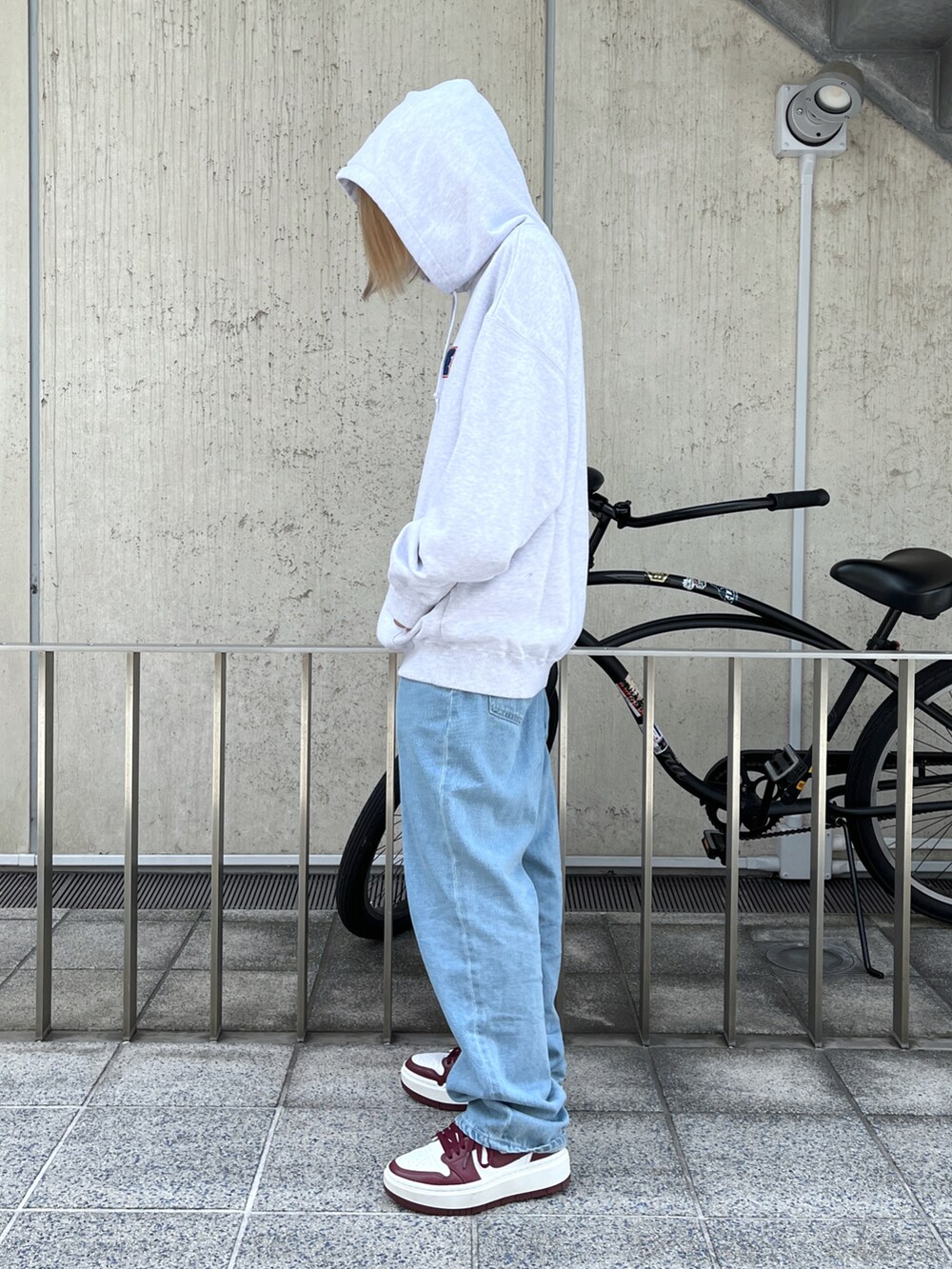「XLARGEのEMBROIDERY DENIM PANT（デニムパンツ、ブルー系）」を使った、Raさん（レディース・156cm）の夏コーディネートの3枚目の写真