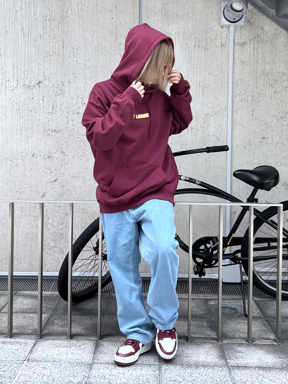 「XLARGEのEMBROIDERY DENIM PANT（デニムパンツ、ブルー系）」を使った、Raさん（レディース・156cm）の夏コーディネートの4枚目の写真