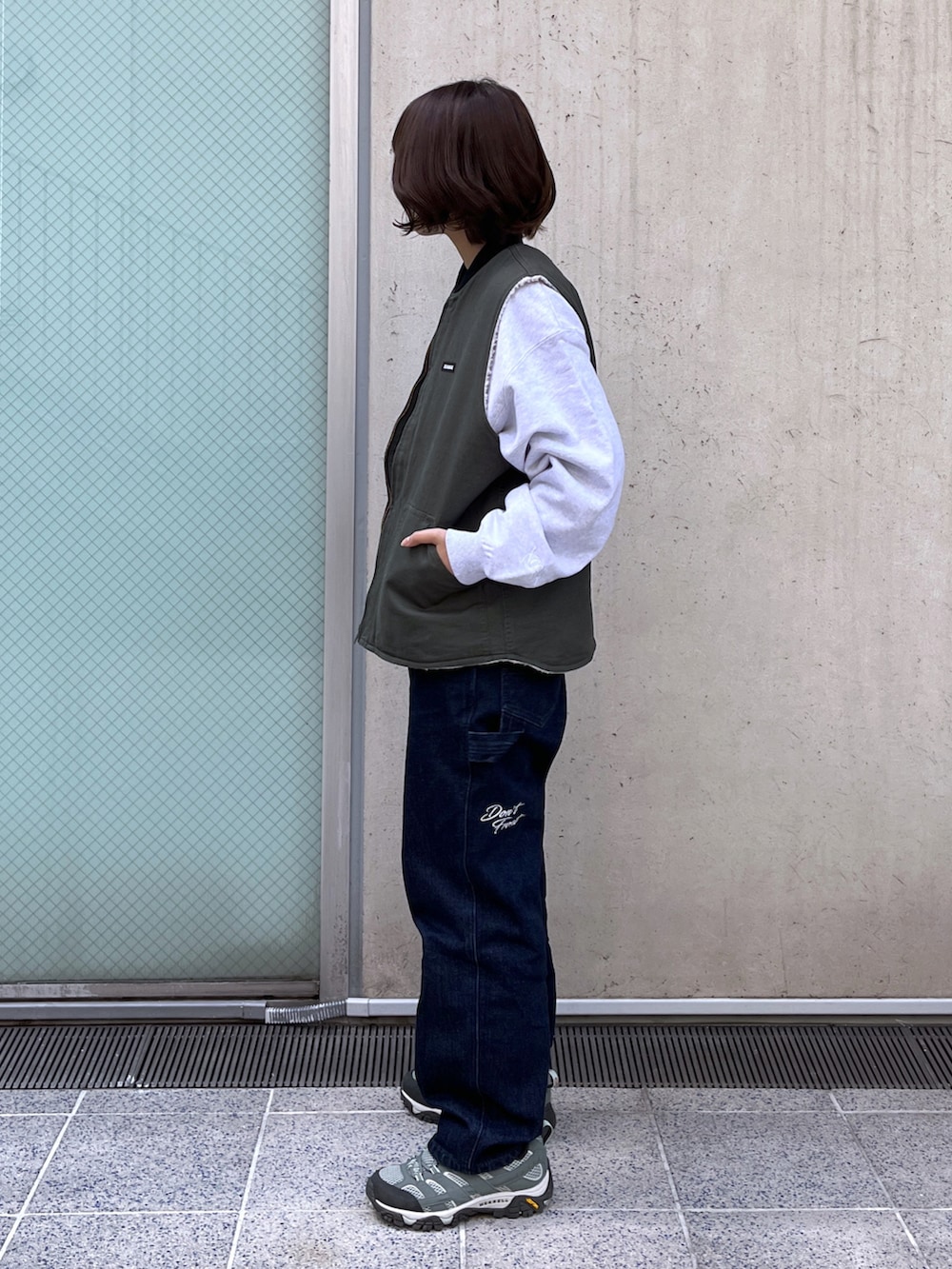 「XLARGEのGRAFFITI CREWNECK SWEAT（スウェット、グレー系）」を使った、Raさん（レディース・156cm）の秋コーディネートの2枚目の写真