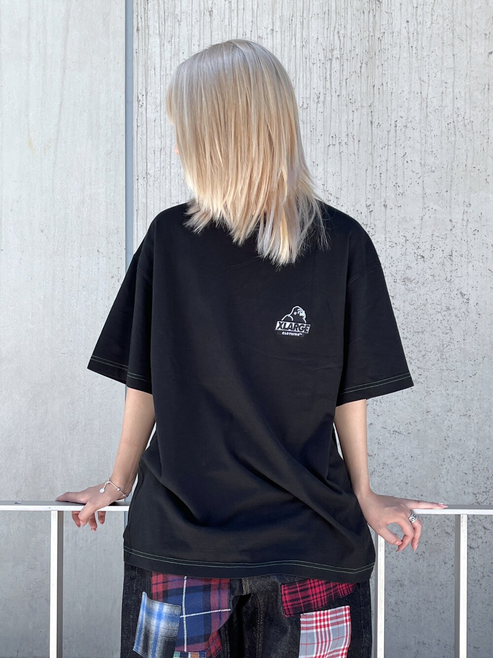 「XLARGEのOVERDYE SLANTED OG S/S TEE/加工　ロゴ　刺繍（Tシャツ/カットソー、ブラック系）」を使った、Raさん（レディース・156cm）の夏コーディネートの5枚目の写真