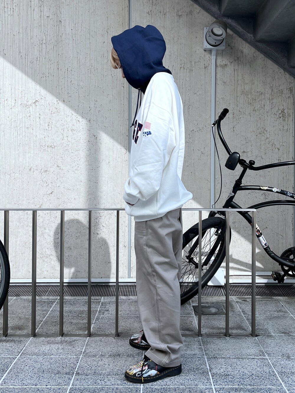 「XLARGEのSTITCHED BAKER PANTS（その他パンツ、グレー系）」を使った、Raさん（レディース・156cm）の秋コーディネートの2枚目の写真