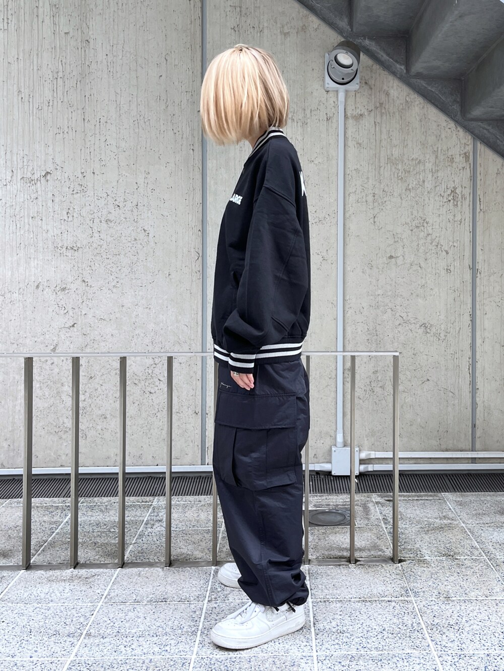「XLARGEのEASY WIDE CARGO PANTS（カーゴパンツ、ブラック系）」を使った、Raさん（レディース・156cm）の夏コーディネートの2枚目の写真