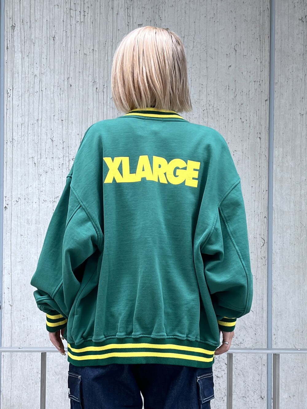 「XLARGEのSWEAT VARSITY JACKET（ブルゾン、グリーン系）」を使った、Raさん（レディース・156cm）の夏コーディネートの2枚目の写真