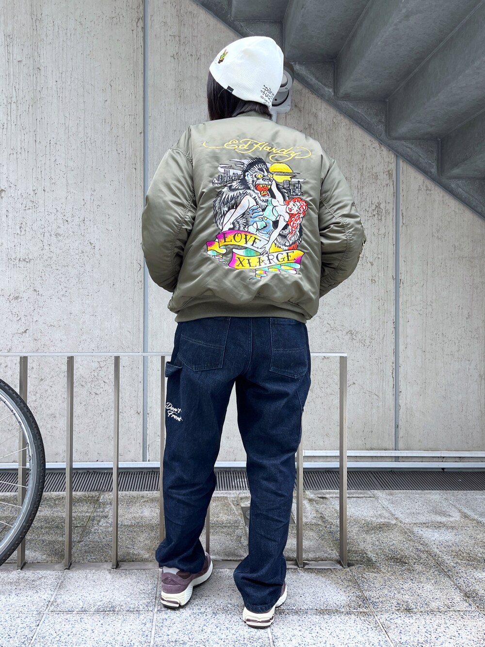「XLARGEのEMBROIDERY PAINTER PANTS（その他パンツ、ブルー系）」を使った、Raさん（レディース・156cm）の秋コーディネートの4枚目の写真