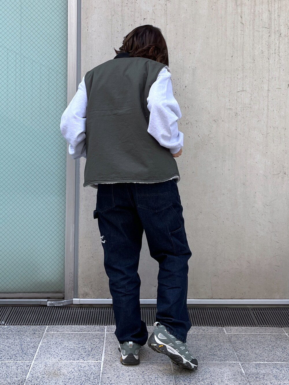 「XLARGEのGRAFFITI CREWNECK SWEAT（スウェット、グレー系）」を使った、Raさん（レディース・156cm）の秋コーディネートの3枚目の写真