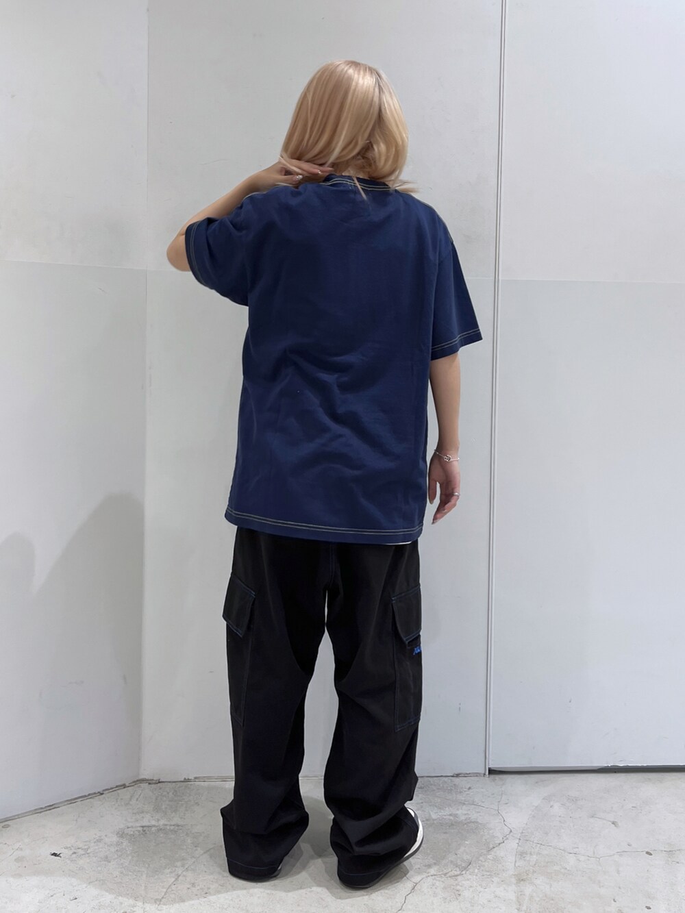 「XLARGEのSTITCHED RESORT CARGO PANTS（カーゴパンツ、ブラック系）」を使った、Raさん（レディース・156cm）の夏コーディネートの2枚目の写真
