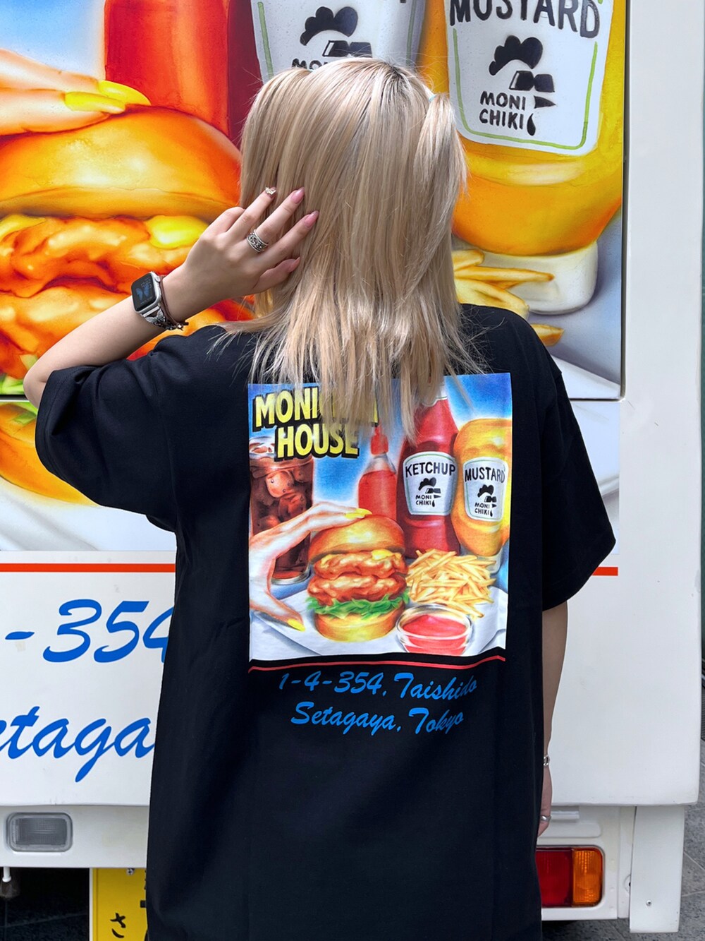 「XLARGEのXLARGE × MONICHIKI S/S TEE（Tシャツ/カットソー、ブラック系）」を使った、Raさん（レディース・156cm）の夏コーディネートの3枚目の写真