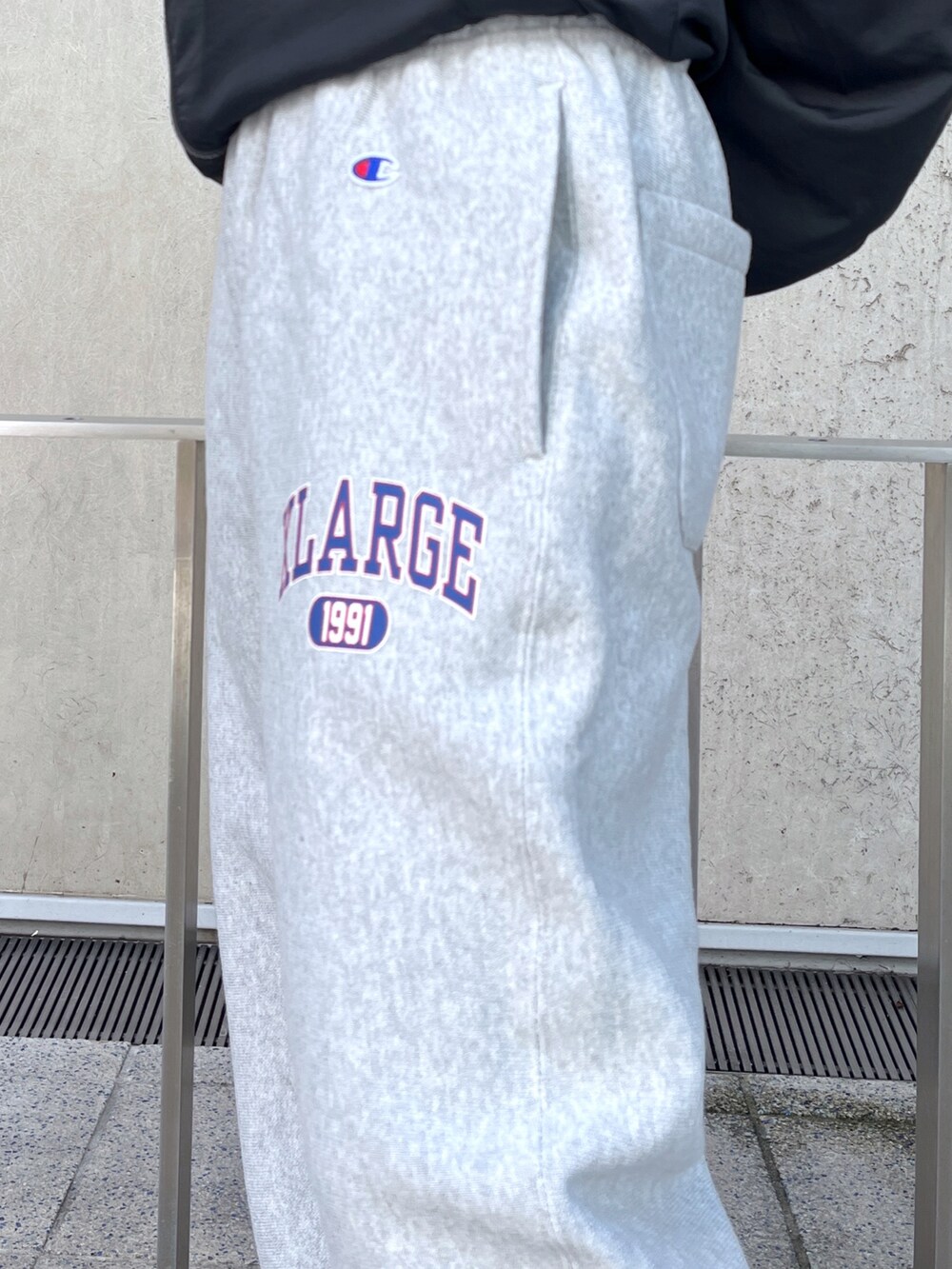 「XLARGEのXLARGE x Champion COLLEGE SWEAT PANTS（その他パンツ、グレー系）」を使った、Raさん（レディース・156cm）の秋コーディネートの2枚目の写真