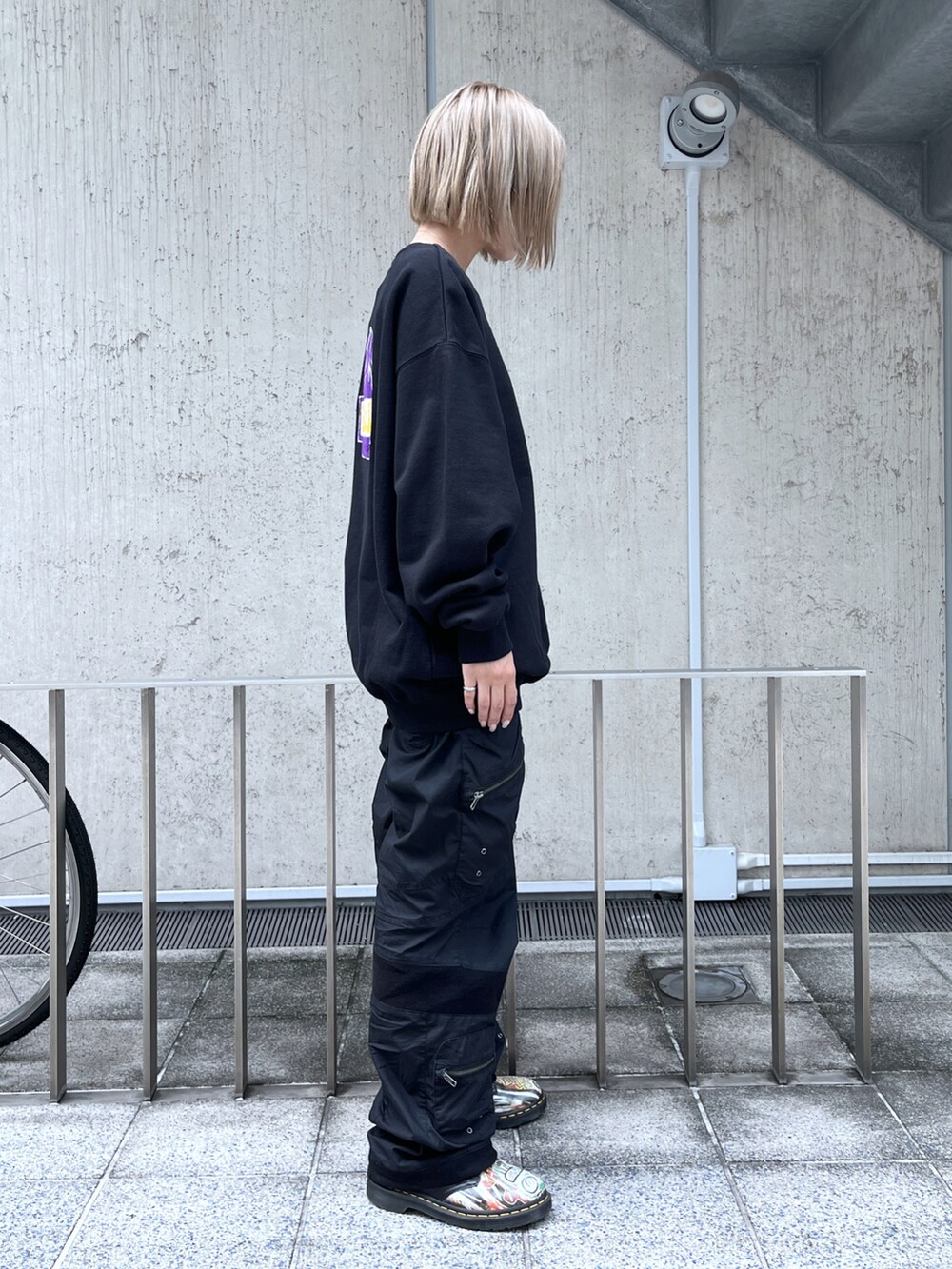 「XLARGEのTWO TONE BACKSIDE OG CREWNECK SWEAT（スウェット、ブラック系）」を使った、Raさん（レディース・156cm）の夏コーディネートの4枚目の写真