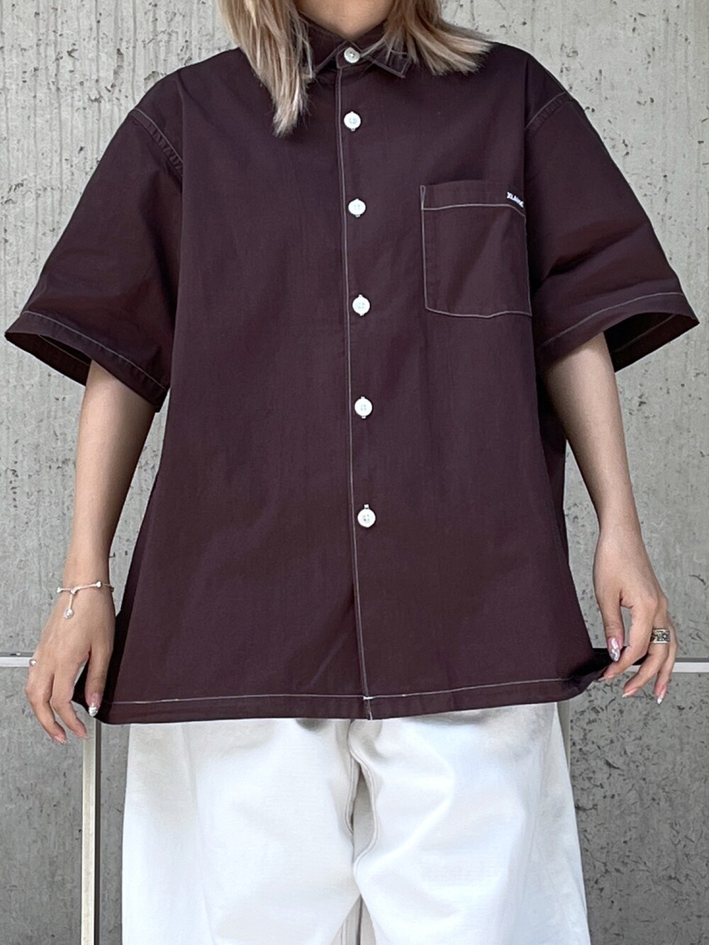 「XLARGEのSTANDARD LOGO ZIP WORK SHIRT（シャツ/ブラウス、ブラウン系）」を使った、Raさん（レディース・156cm）の夏コーディネートの3枚目の写真