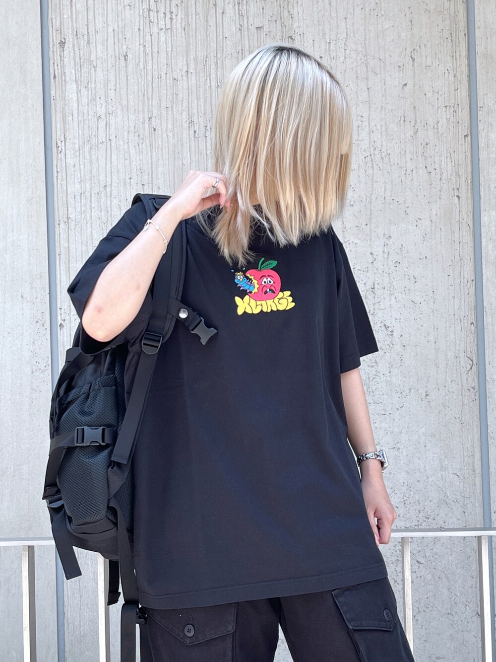 「XLARGEのOVERDYED CARGO PANTS/ オーバーダイ加工　カーゴ　パンツ（カーゴパンツ、ブラック系）」を使った、Raさん（レディース・156cm）の夏コーディネートの4枚目の写真