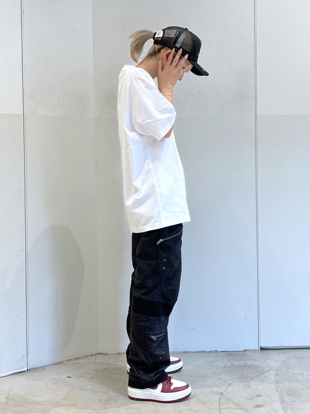 「XLARGEのACTION CARGO PANTS（カーゴパンツ、ブラック系）」を使った、Raさん（レディース・156cm）の夏コーディネートの2枚目の写真
