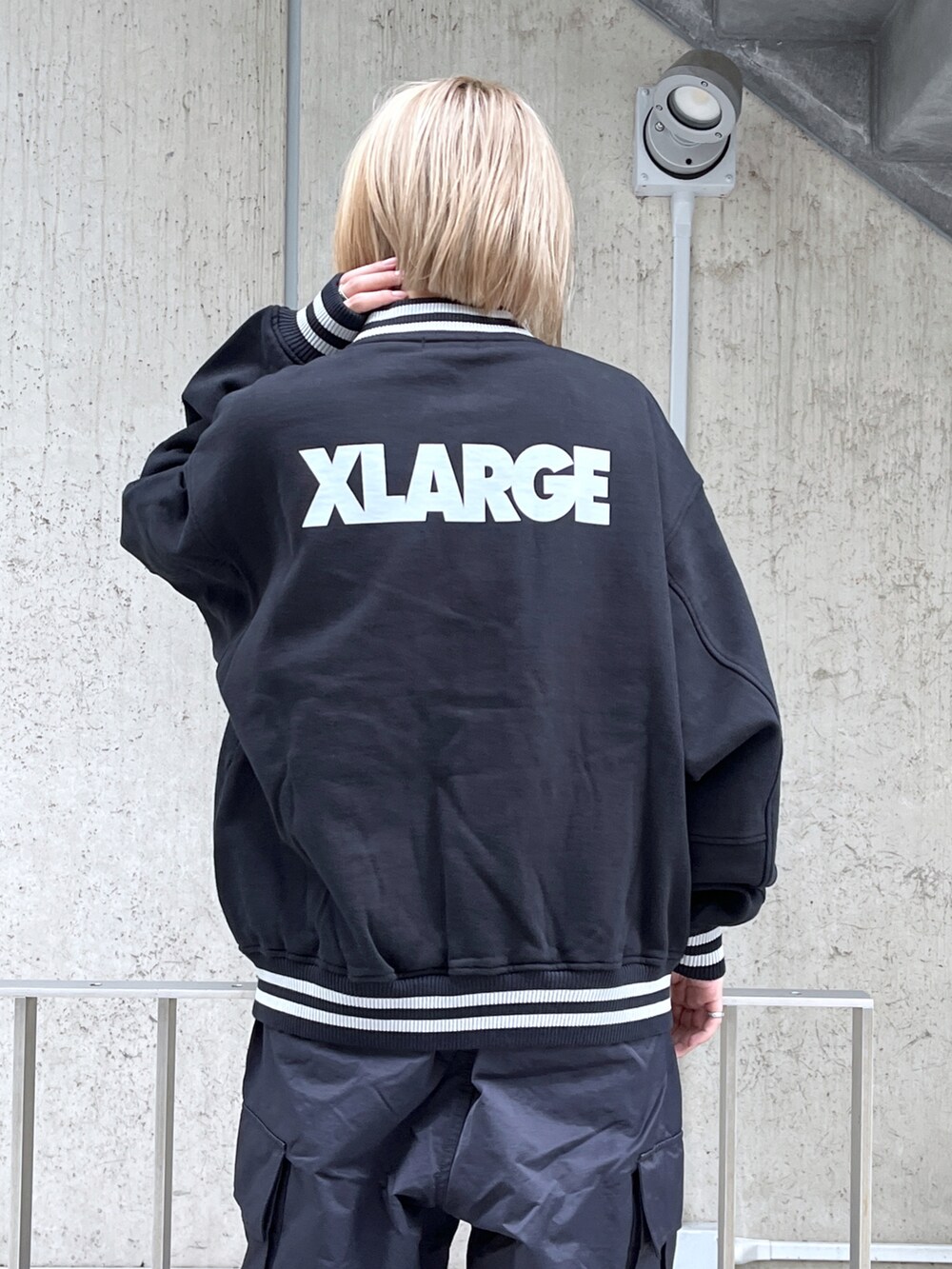 「XLARGEのEASY WIDE CARGO PANTS（カーゴパンツ、ブラック系）」を使った、Raさん（レディース・156cm）の夏コーディネートの4枚目の写真