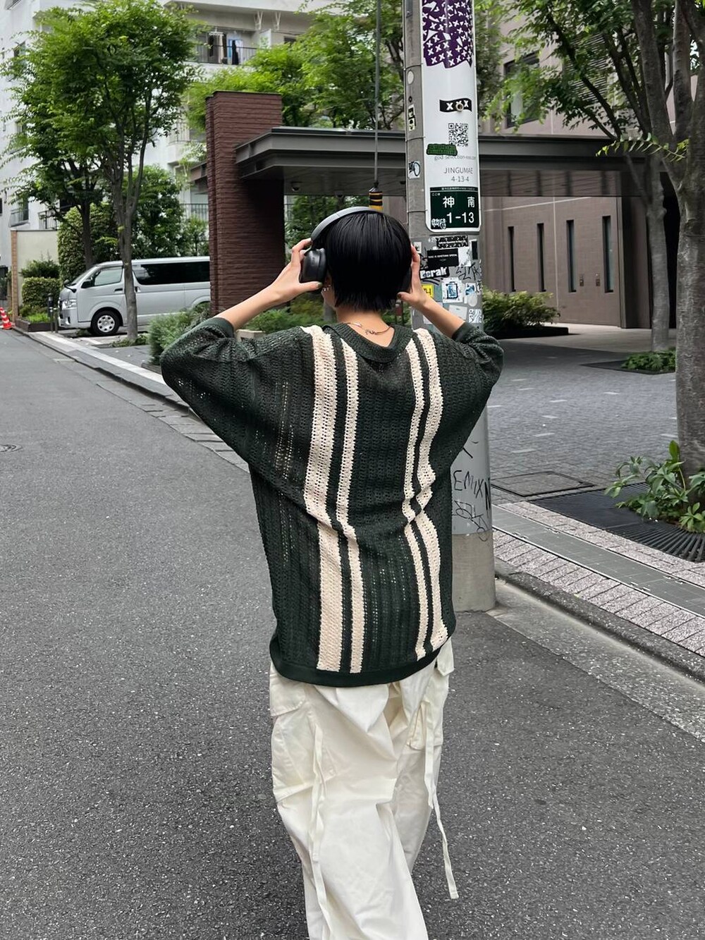 ホワイト系のカーゴパンツ、グリーン系のニット/セーターを着用したレディースの夏コーディネートの4枚目の写真