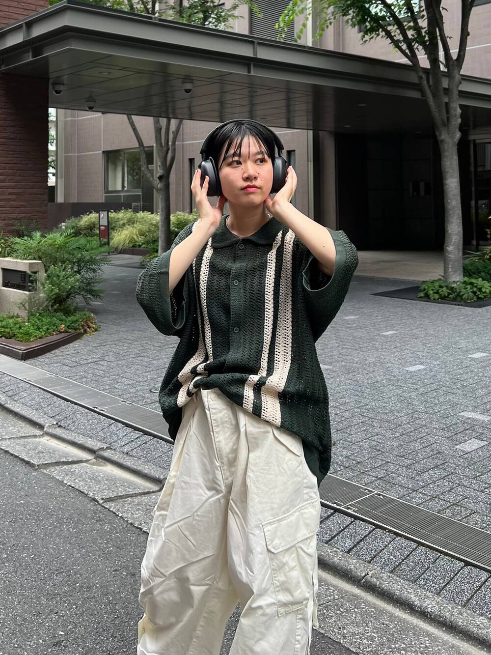 ホワイト系のカーゴパンツ、グリーン系のニット/セーターを着用したレディースの夏コーディネートの2枚目の写真