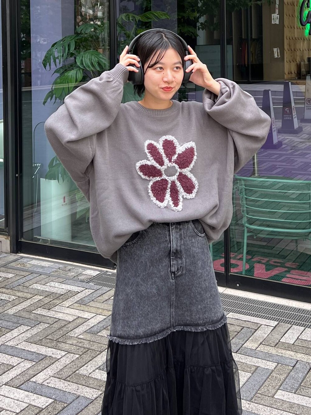 グレー系のニット/セーター、ブルー系のデニムスカートを着用したレディースの秋コーディネートの7枚目の写真