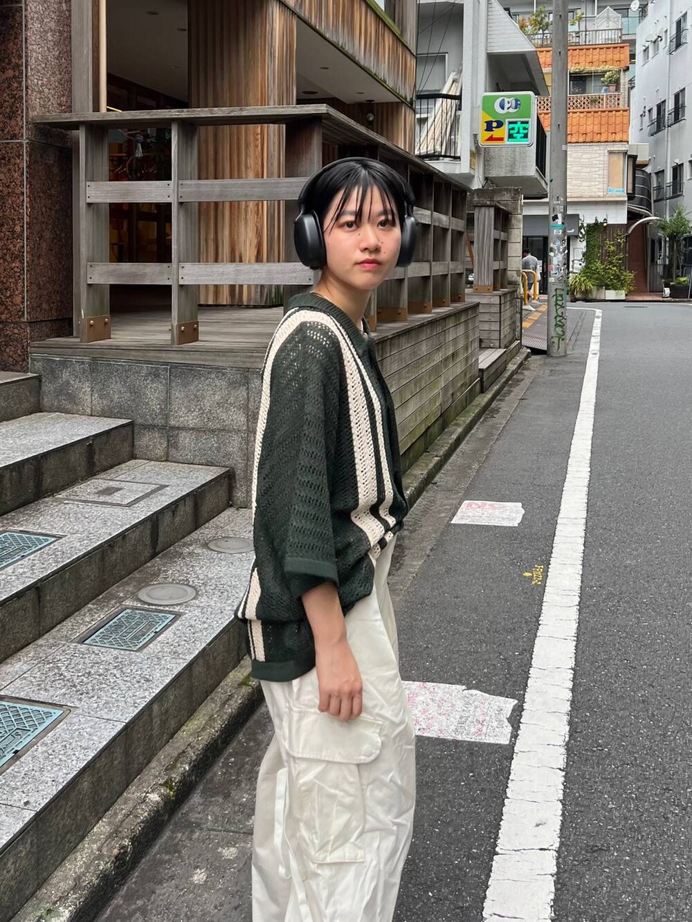 ホワイト系のカーゴパンツ、グリーン系のニット/セーターを着用したレディースの夏コーディネートの6枚目の写真