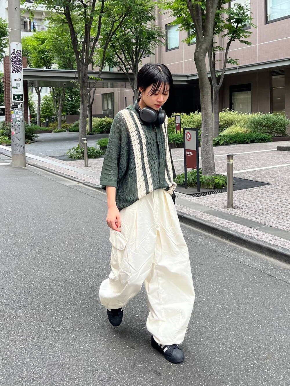 ホワイト系のカーゴパンツ、グリーン系のニット/セーターを着用したレディースの夏コーディネートの7枚目の写真