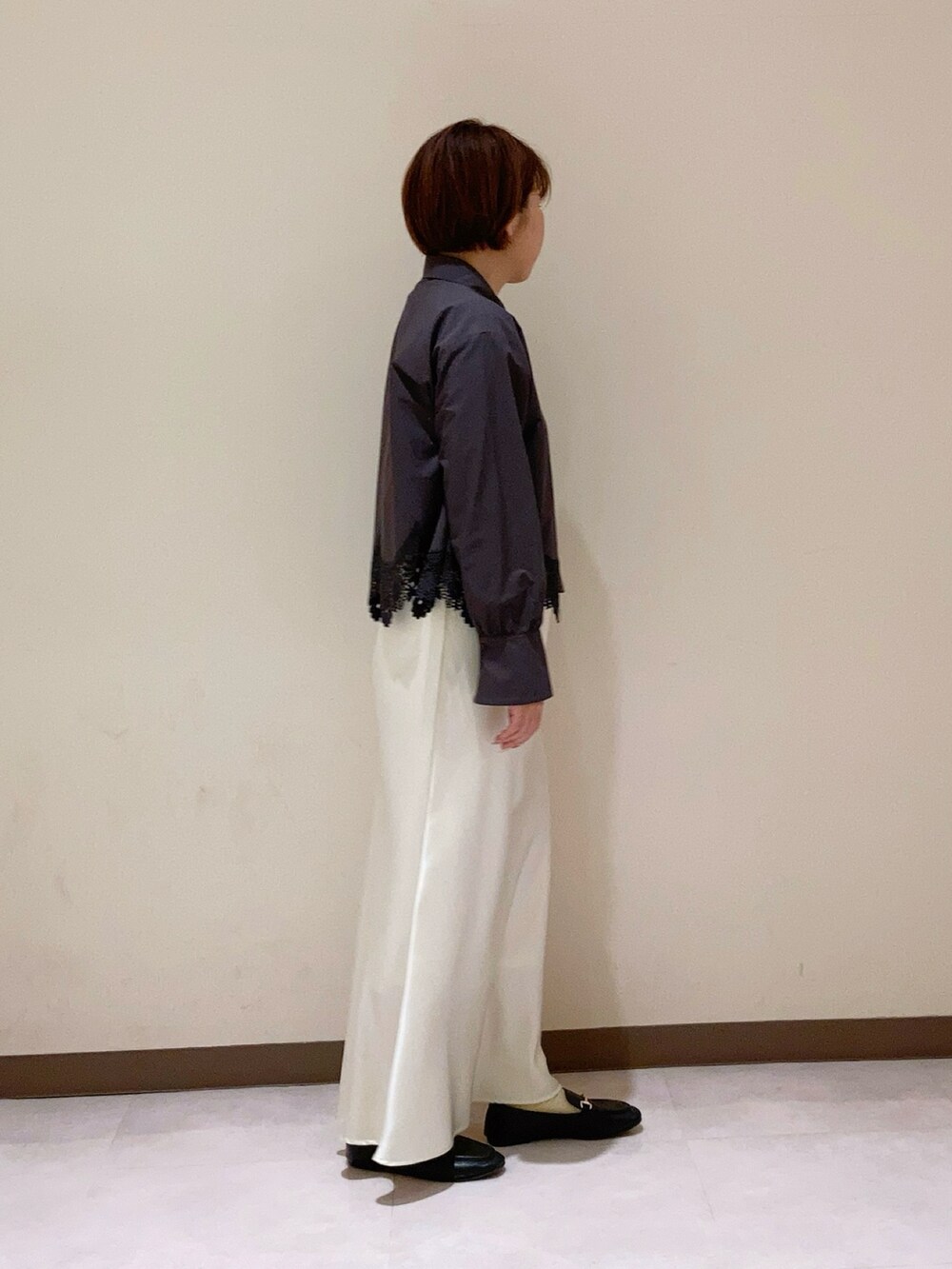 ブラック系のシャツ/ブラウス、ホワイト系のスカートを着用したレディースの春コーディネートの3枚目の写真