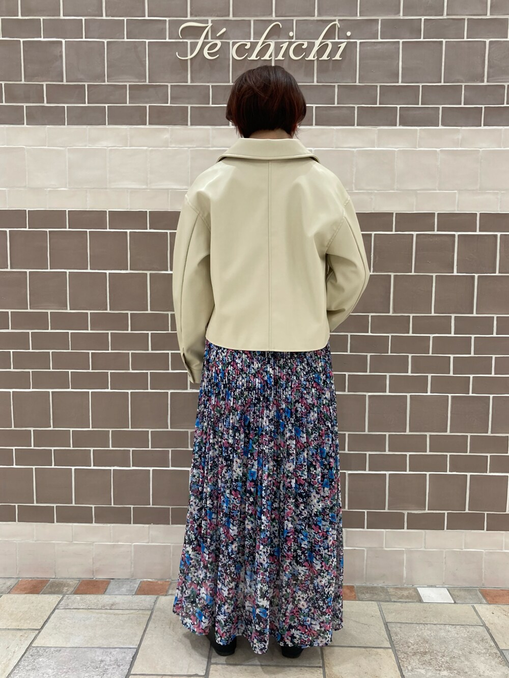 ホワイト系のTシャツ/カットソー、ベージュ系のジャケット/アウターを着用したレディースの冬コーディネートの5枚目の写真