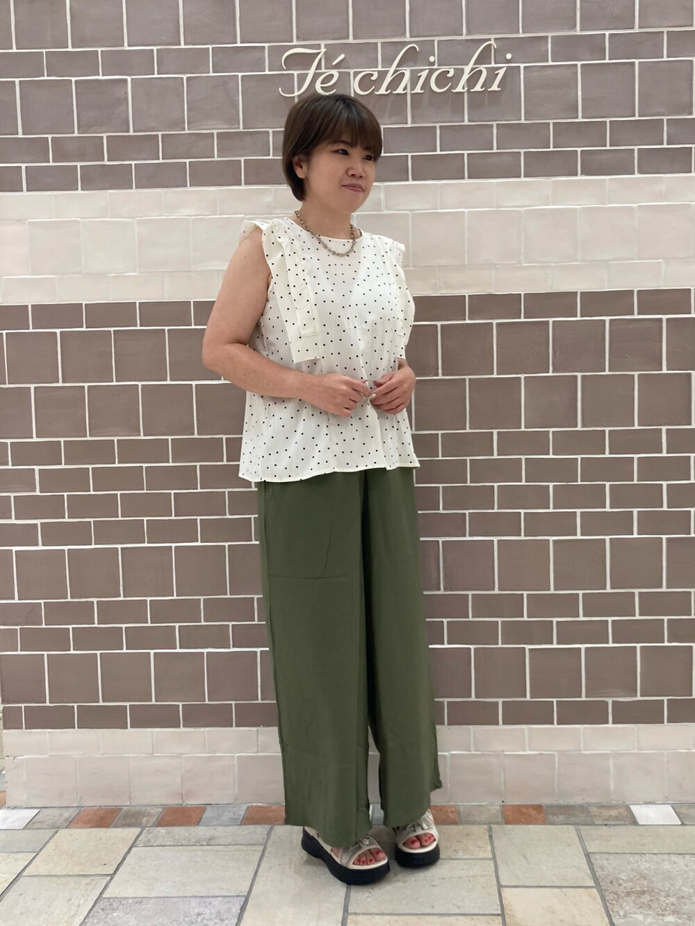ホワイト系のシャツ/ブラウス、グリーン系のその他パンツを着用したレディースの夏コーディネートの2枚目の写真