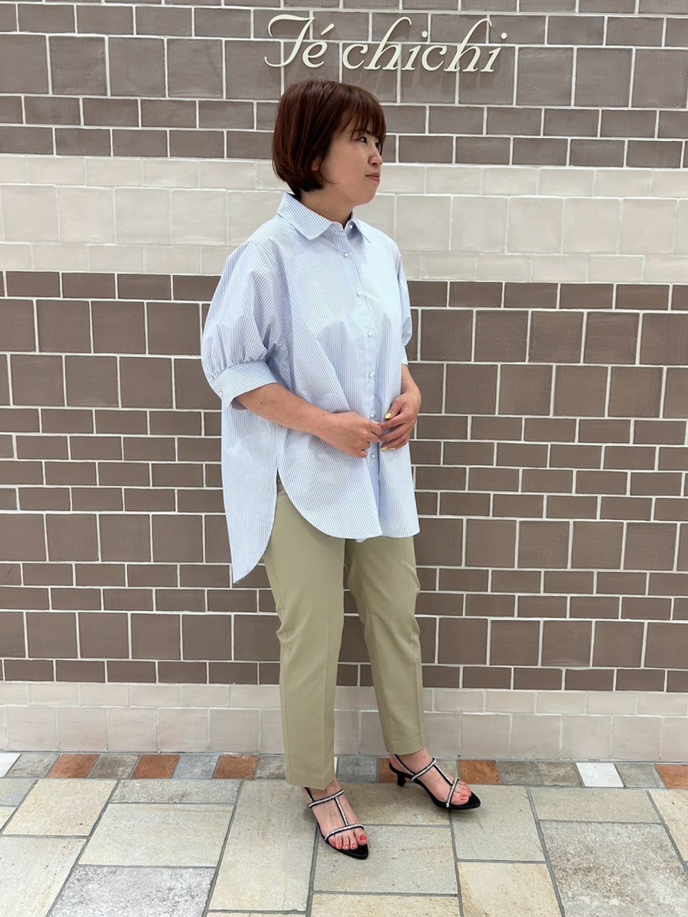 「テチチ(Te chichi)、綺麗めコーデ、オンオフ兼用、パール釦シャツ、テーパードパンツ、大人コーデ、ストライプ柄」｜「Te chichiのパール釦ボリュームスリーブシャツ（シャツ/ブラウス、ブルー系）」を使った、　あいか🧸さん（レディース・159cm）の春コーディネートの2枚目の写真