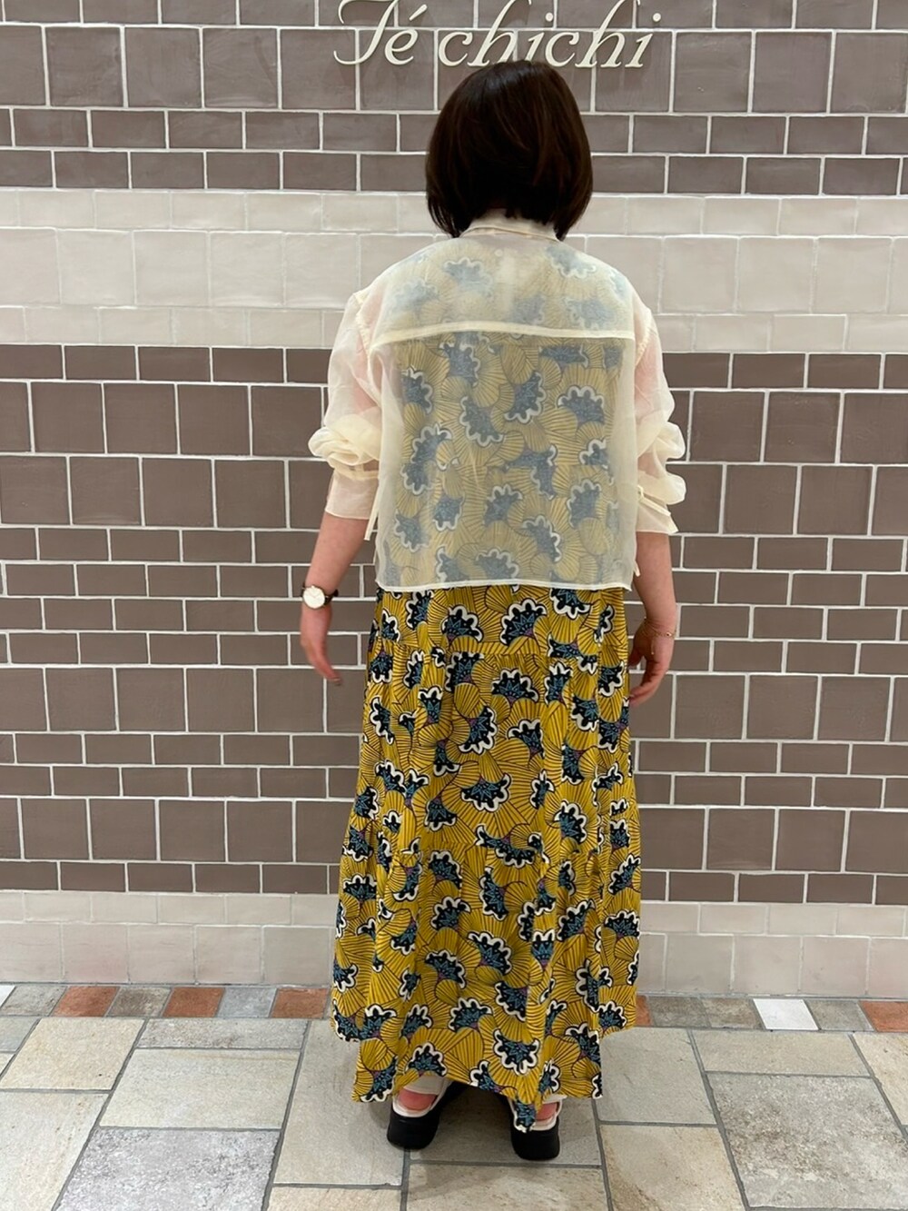 イエロー系のワンピース/ドレス、ホワイト系のシャツ/ブラウスを着用したレディースの春コーディネートの4枚目の写真
