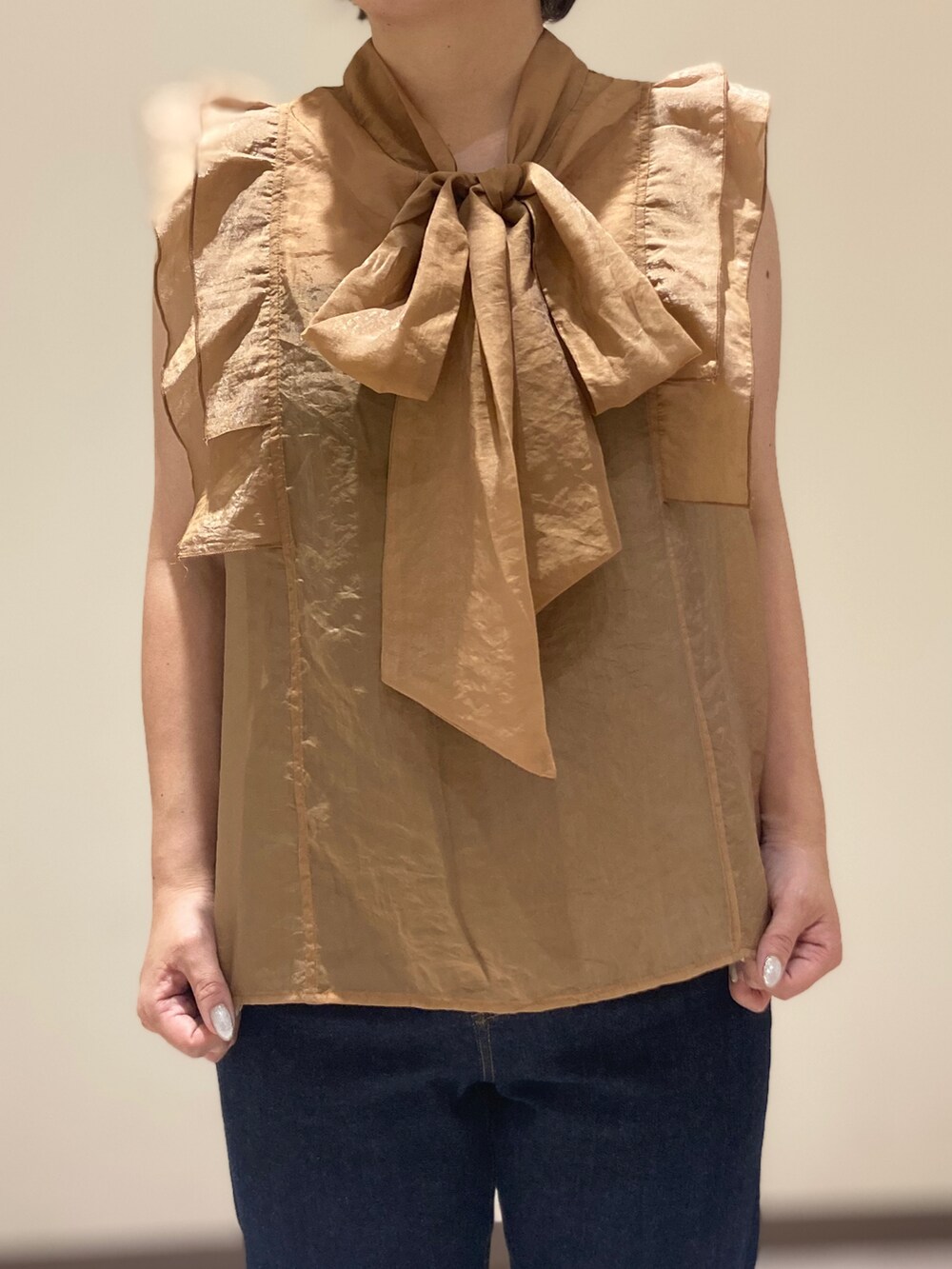 ブラウン系のシャツ/ブラウス、その他のデニムパンツを着用したレディースの夏コーディネートの5枚目の写真