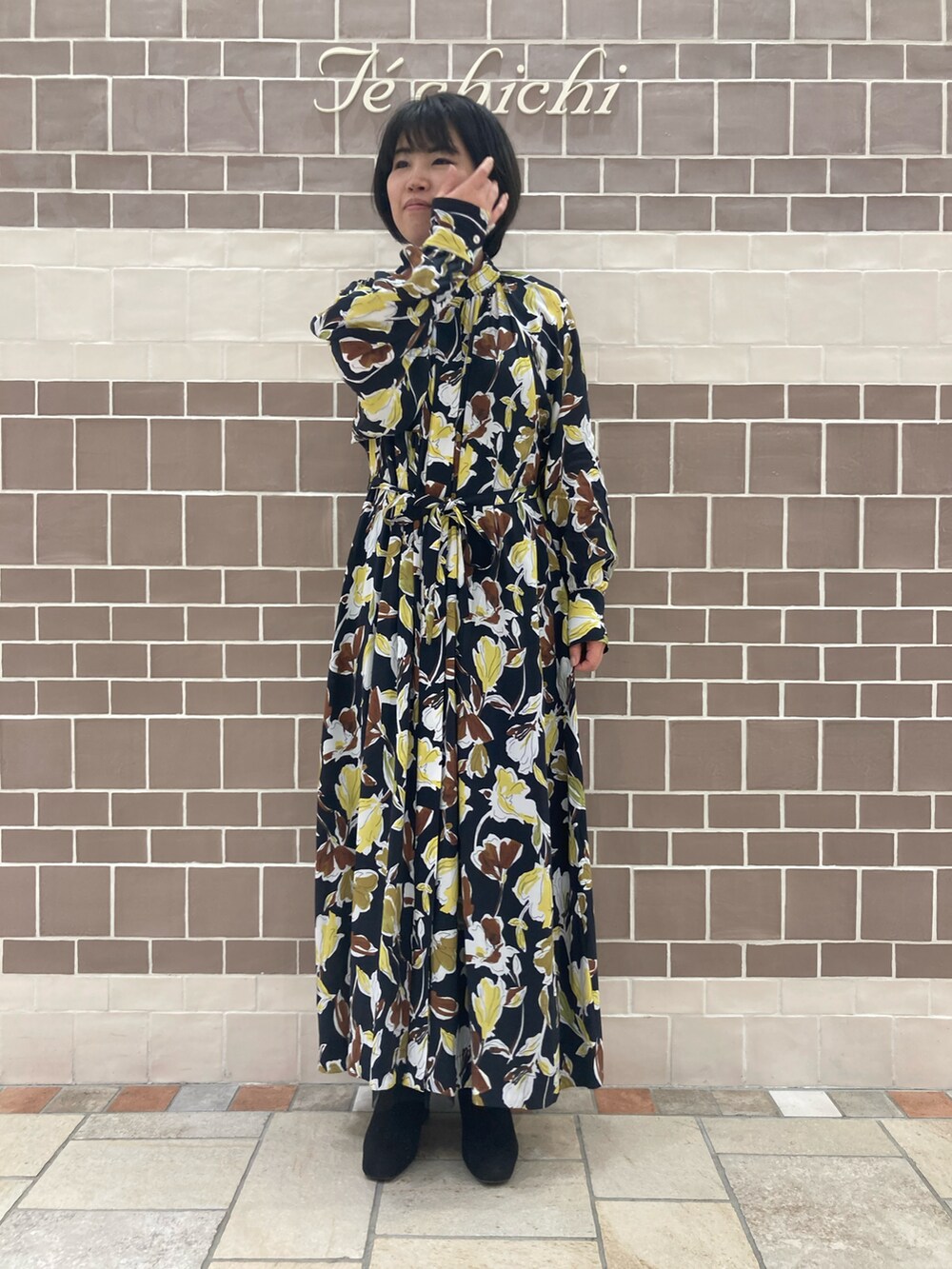 ブラック系のワンピース/ドレスを着用したレディースの冬コーディネートの3枚目の写真