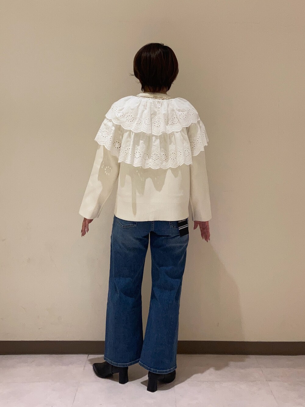 ホワイト系のカーディガン/ボレロを着用したレディースの冬コーディネートの3枚目の写真