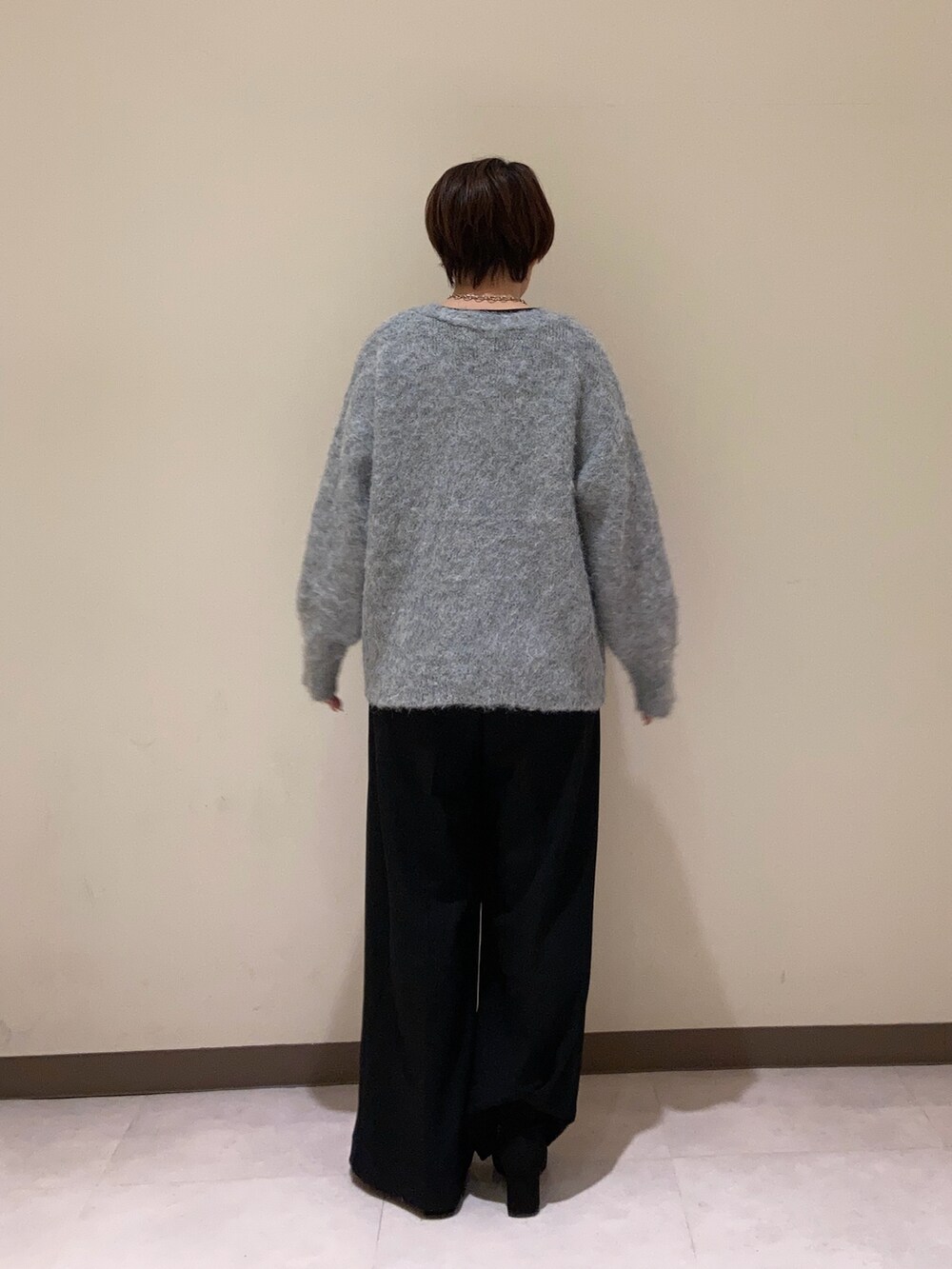 グレー系のカーディガン/ボレロ、ブラック系のその他パンツを着用したレディースの冬コーディネートの3枚目の写真